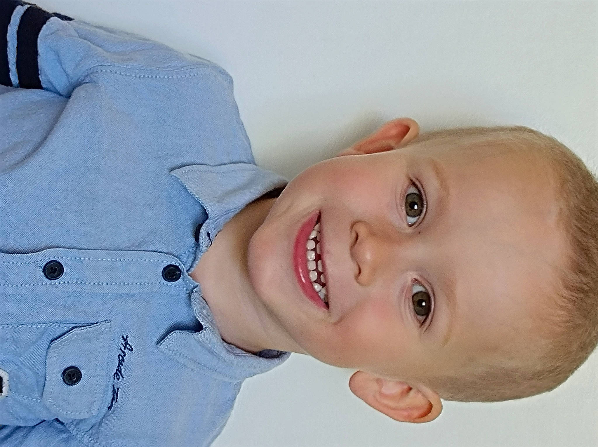 Lukas a rejoint le concours — aidez-le/la à gagner de superbes lots ! cheek, chin, collar, eye, eyebrow, eyelash, face, gesture, happy, head, iris, jaw, joy, lip, mouth, neck, nose, person, skin, sleeve