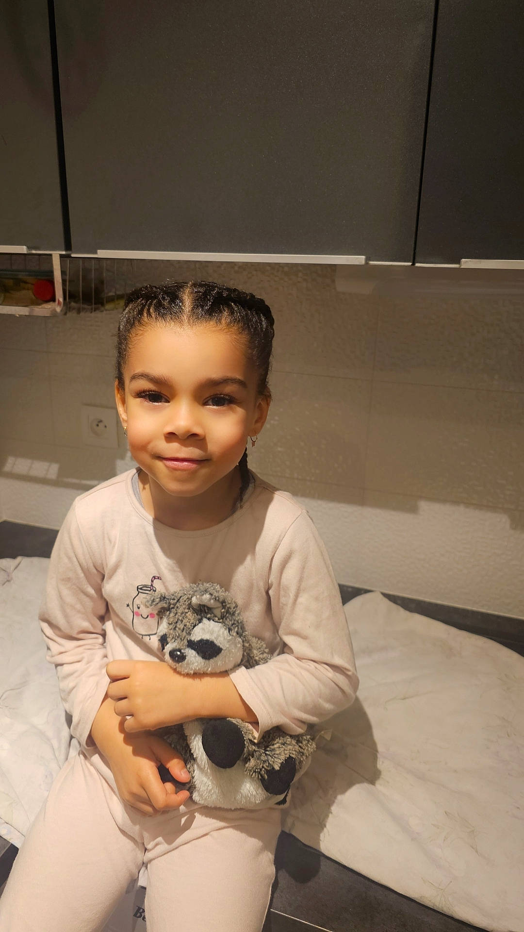 Anaïs participe au concours pour gagner de l'argent avec cette photo : arm, baby_toddler_clothing, child, comfort, elbow, eyewear, finger, flash_photography, floor, flooring, fun, happy, joy, knee, person, shirt, sitting, sleeve, smile, t_shirt