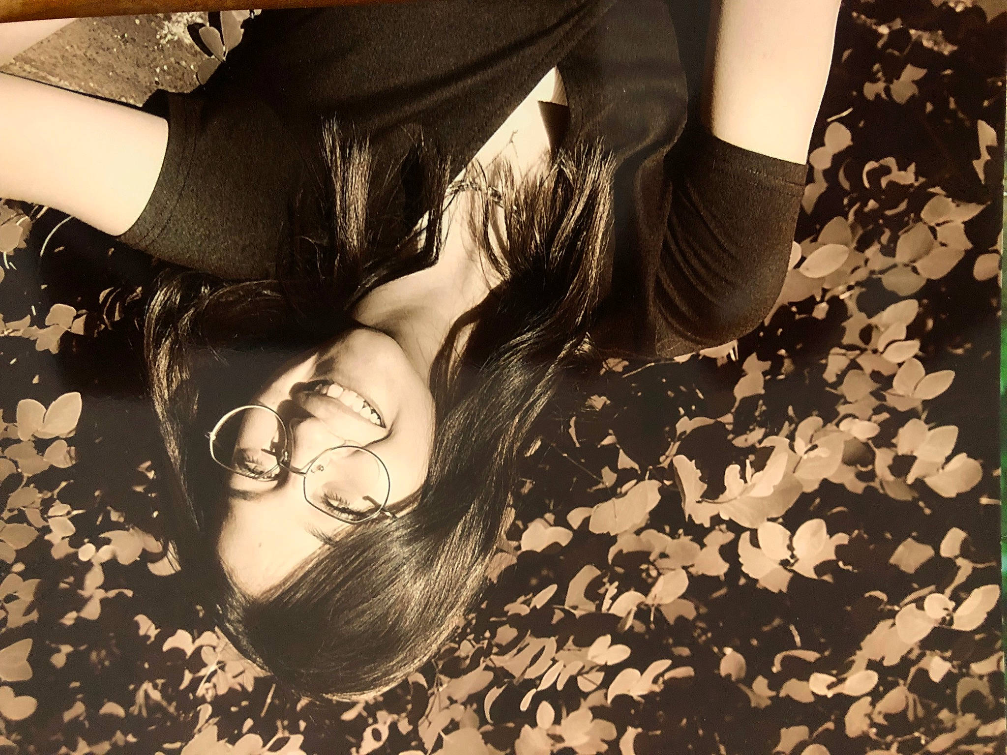 Noëlline participe au concours pour gagner de l'argent avec cette photo : arm, dress, eyewear, finger, flash_photography, gesture, grass, hand, happy, head, human_body, joy, knee, leg, people_in_nature, person, smile, style, sunlight, thigh