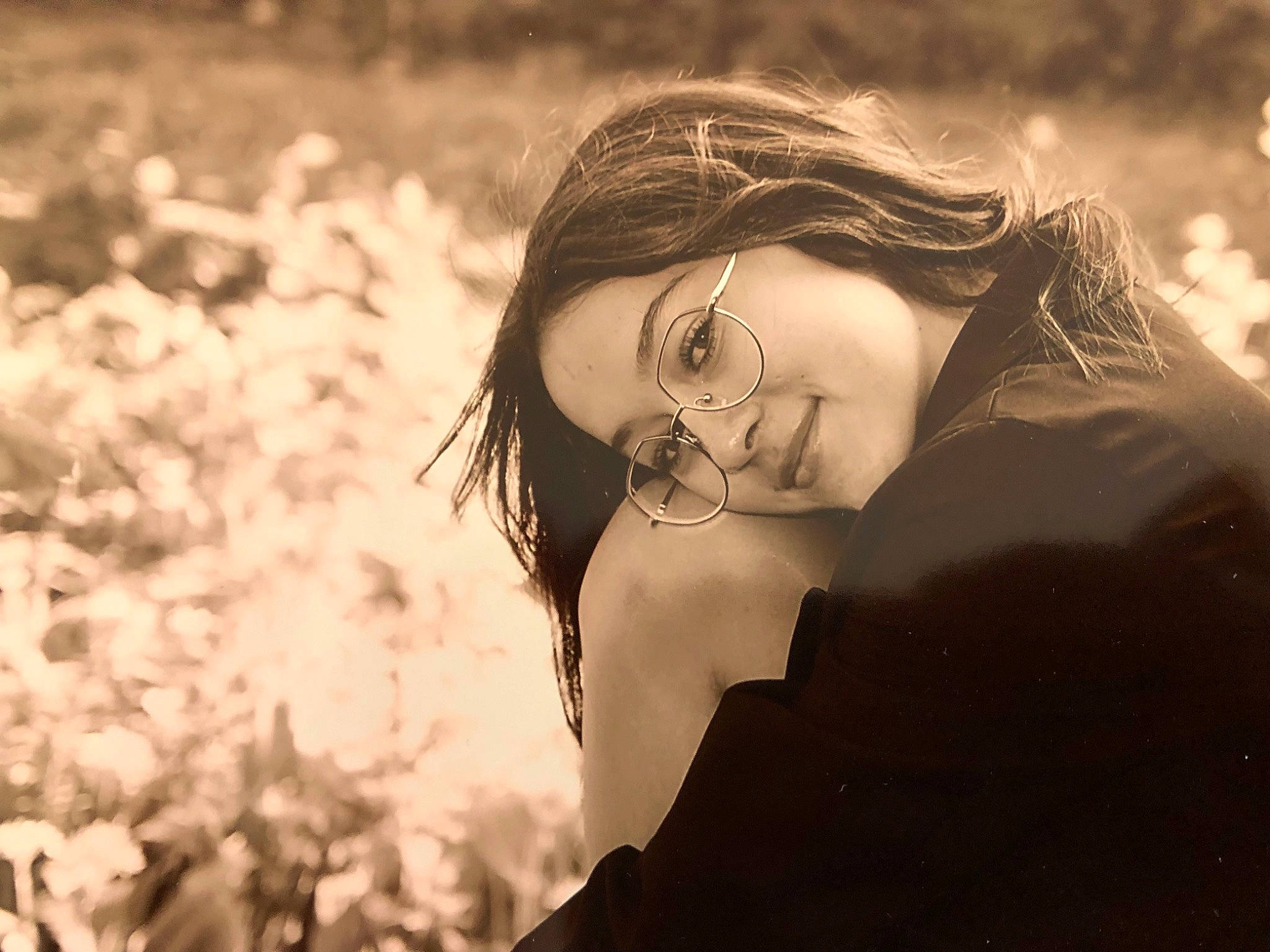 Noëlline a rejoint le concours — aidez-le/la à gagner de superbes lots ! backlighting, black_hair, branch, eyewear, facial_expression, flash_photography, flower, grass, hairstyle, happy, headgear, joy, lip, long_hair, monochrome, monochrome_photography, morning, people_in_nature, person, style