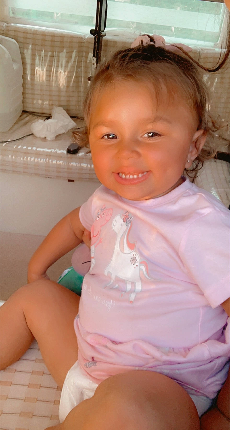 Maliana a rejoint le concours — aidez-le/la à gagner de superbes lots ! arm, cheek, eye, eyelash, face, hair, hand, head, human_body, jaw, joint, joy, leg, lip, mouth, neck, nose, person, shoulder, skin