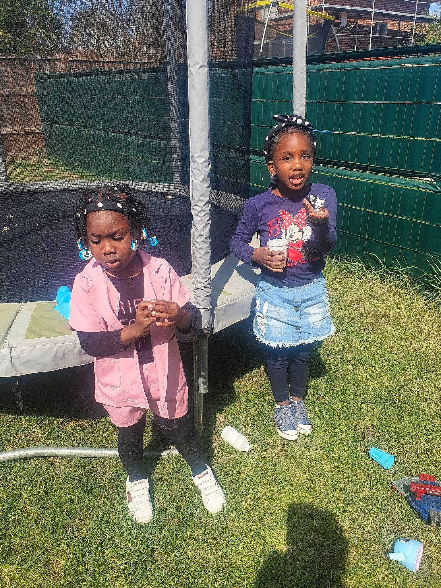 Neis Anya a rejoint le concours — aidez-le/la à gagner de superbes lots ! chain_link_fencing, child, competition_event, fence, fun, grass, headwear, home_fencing, jacket, lawn, leisure, mammal, mesh, net, person, play, player, recreation, soil, t_shirt