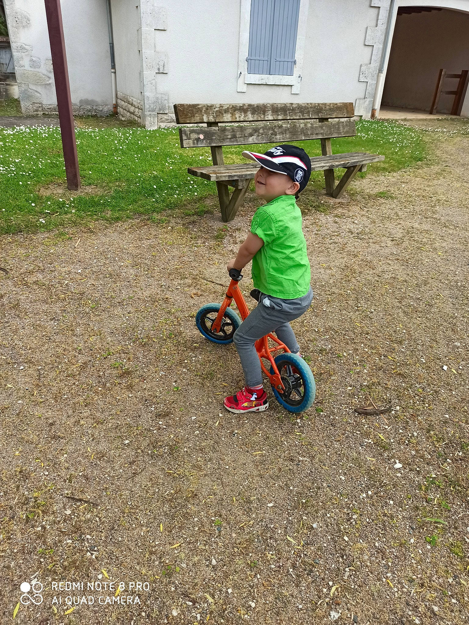 Nolan a rejoint le concours — aidez-le/la à gagner de superbes lots ! automotive_wheel_system, bicycle, bicycle_accessory, cycling, headwear, person, play, recreation, soil, sports_equipment, vehicle, wheel