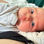 Aerith a rejoint le concours — aidez-le/la à gagner de superbes lots ! baby, infant, face, blue_eyes, onesie, clothing, lying_down, closeup, skin, expression, curious, child, newborn, person, portrait, soft, indoor, resting, cute, head