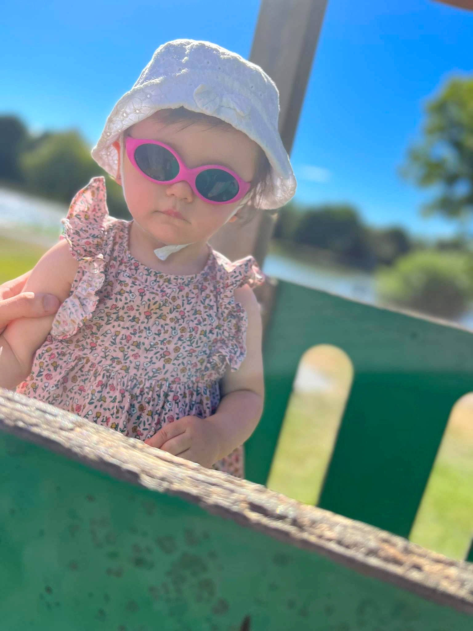 Thya participe au concours pour gagner de l'argent avec cette photo : cap, eyewear, fun, glasses, goggles, grass, happy, hat, headwear, leisure, morning, person, personal_protective_equipment, recreation, sky, sun_hat, sunglasses, sunlight, toddler, travel