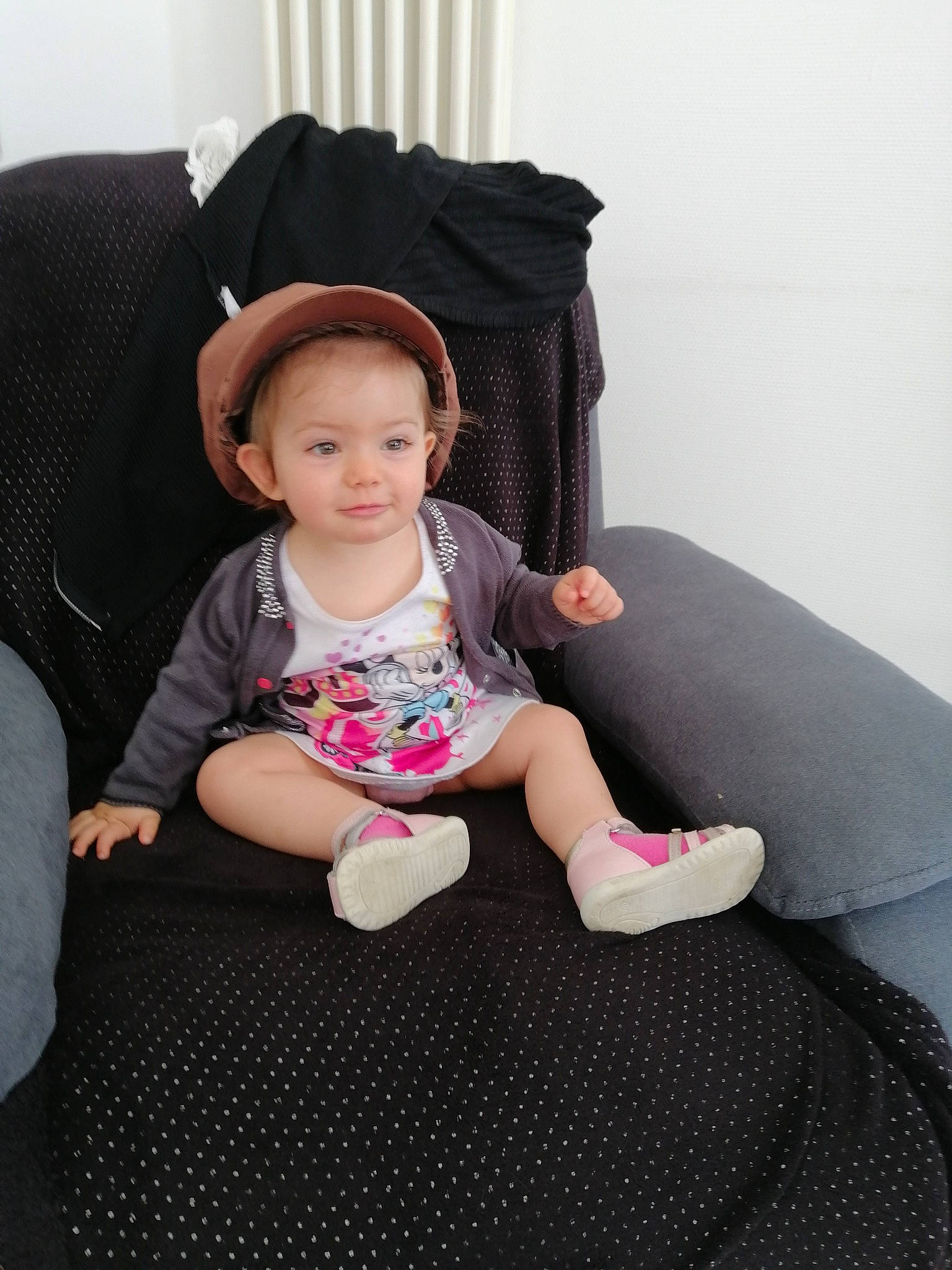 Beverly participe au concours pour gagner de l'argent avec cette photo : baby, baby_toddler_clothing, cheek, child, comfort, facial_expression, fashion_accessory, fedora, hairstyle, hat, magenta, pattern, person, pink, purple, sitting, sleeve, sock, sun_hat, t_shirt