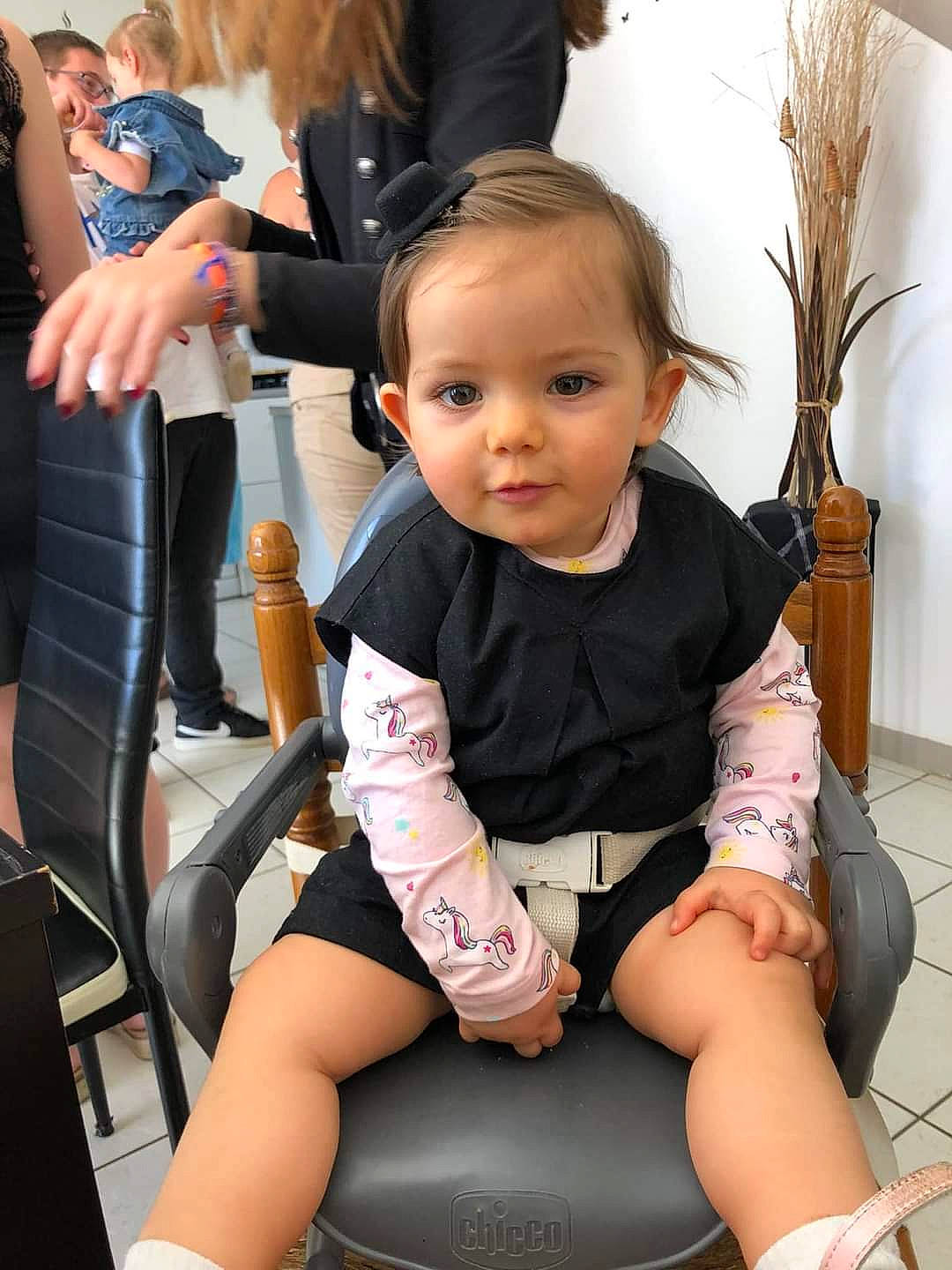 Beverly participe au concours pour gagner de l'argent avec cette photo : arm, baby_toddler_clothing, beauty, black, chair, comfort, face, flowerpot, fun, houseplant, human_leg, joint, knee, lap, leg, person, plant, product, skin, thigh