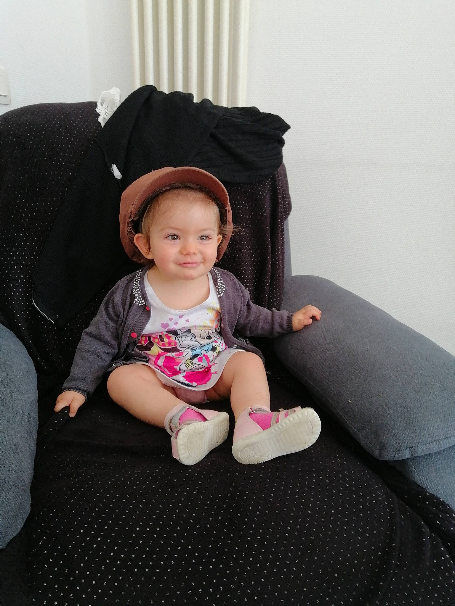 Beverly a rejoint le concours — aidez-le/la à gagner de superbes lots ! baby_toddler_clothing, child, comfort, facial_expression, fashion_accessory, fedora, flooring, hairstyle, hat, human_leg, joy, linens, magenta, person, pink, sitting, sleeve, sock, sun_hat, t_shirt