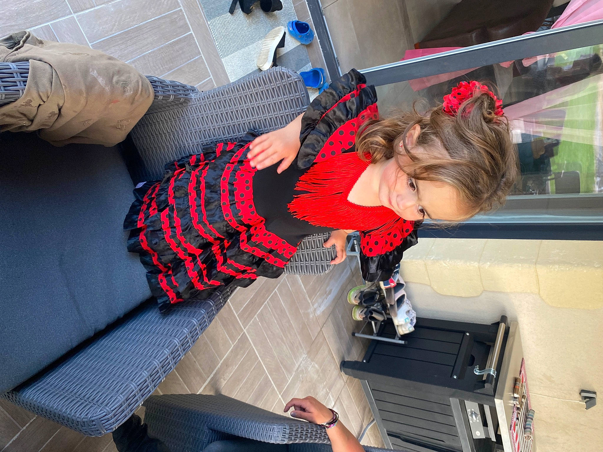 Chelsy participe au concours pour gagner de l'argent avec cette photo : automotive_design, automotive_exterior, elbow, electric_blue, fun, human_leg, joint, knee, laptop, leg, motor_vehicle, pattern, person, plaid, shoe, sneakers, sock, tartan, thigh, toddler