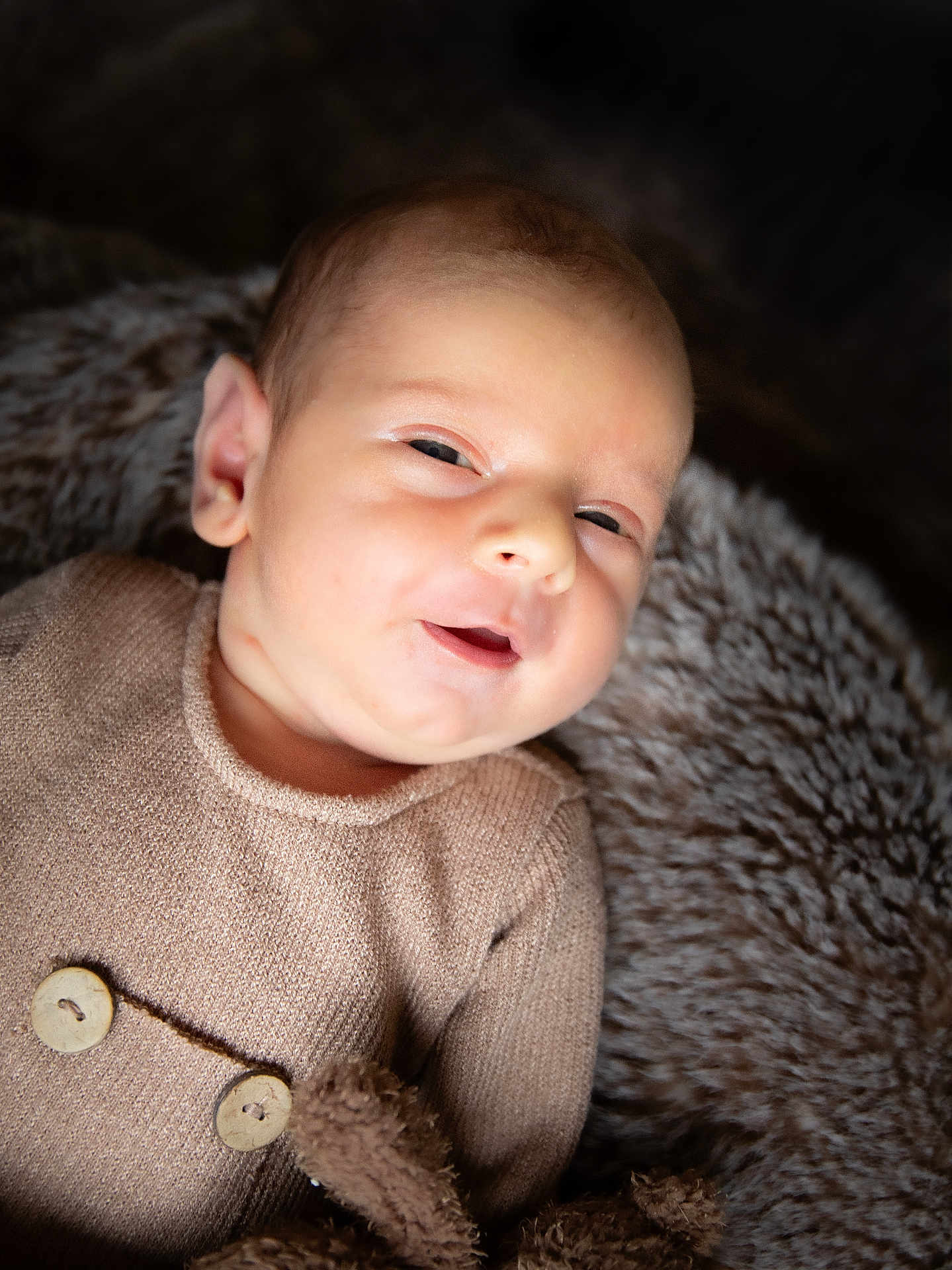 Jules a rejoint le concours — aidez-le/la à gagner de superbes lots ! baby, infant, face, smile, knitwear, button, blanket, fur, soft, cozy, sleepy, cute, portrait, child, newborn, warm, texture, closeup, person, indoors
