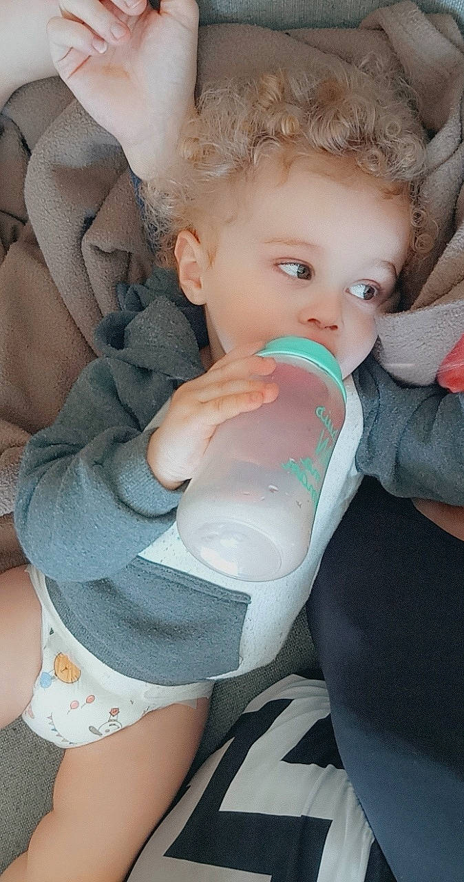 Sohan a rejoint le concours — aidez-le/la à gagner de superbes lots ! baby_bottle, baby_toddler_clothing, cheek, comfort, drinkware, ear, eyelash, gesture, hand, head, human_body, joint, leg, mouth, neck, nose, plastic_bottle, product, shoulder, skin