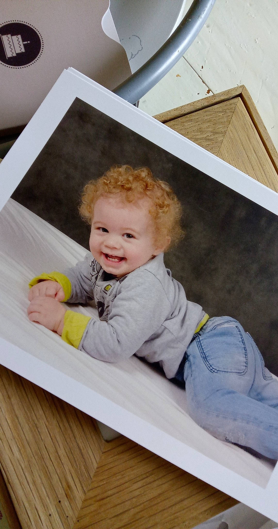Sohan participe au concours pour gagner de l'argent avec cette photo : art, baby, baby_toddler_clothing, chair, child, comfort, denim, fun, happy, jeans, joy, leisure, person, rectangle, room, sitting, sleeve, smile, t_shirt, table