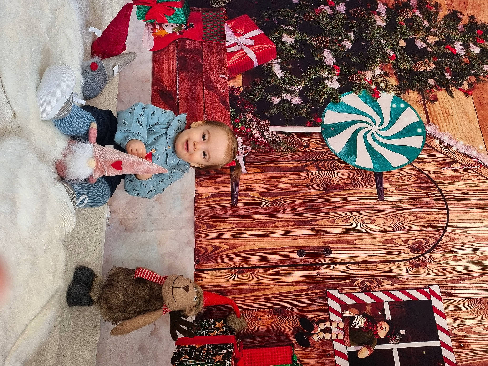 Ley-ann participe au concours pour gagner de l'argent avec cette photo : baby, baby_toddler_clothing, carmine, christmas, christmas_decoration, christmas_eve, christmas_ornament, christmas_tree, event, fashion_accessory, fictional_character, happy, holiday, holiday_ornament, joy, ornament, person, red, smile, toddler