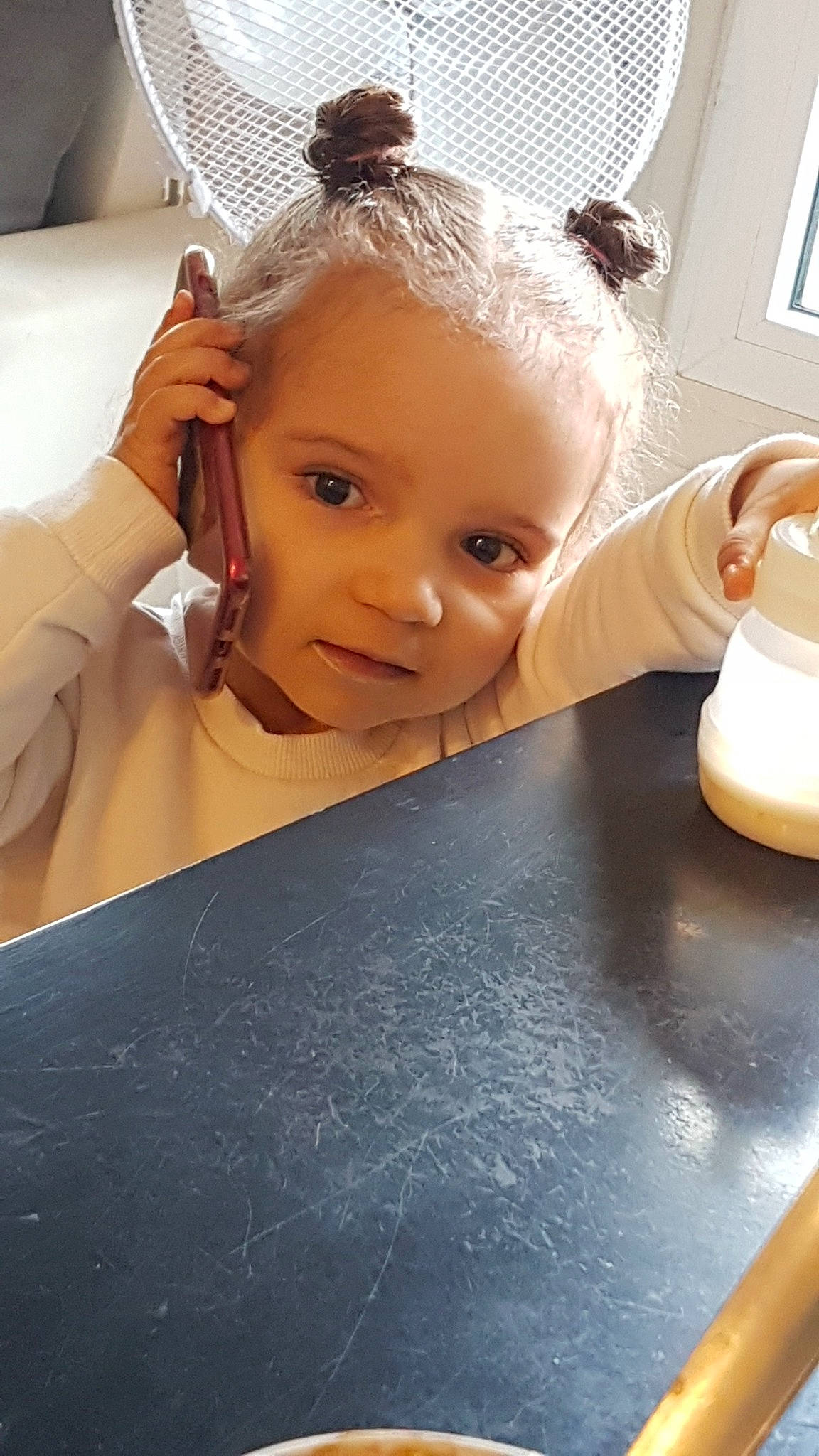 Lyanna participe au concours pour gagner de l'argent avec cette photo : baby, baby_toddler_clothing, child_model, curious, eyelash, hair_accessory, headpiece, home_accessories, household_supply, person, toddler