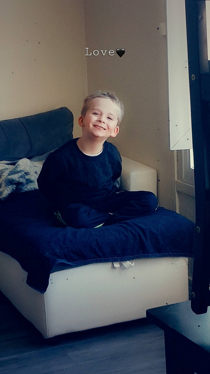 Hayden participe au concours pour gagner de l'argent avec cette photo : blue, couch, furniture, joy, leg, person, photography, room, sitting