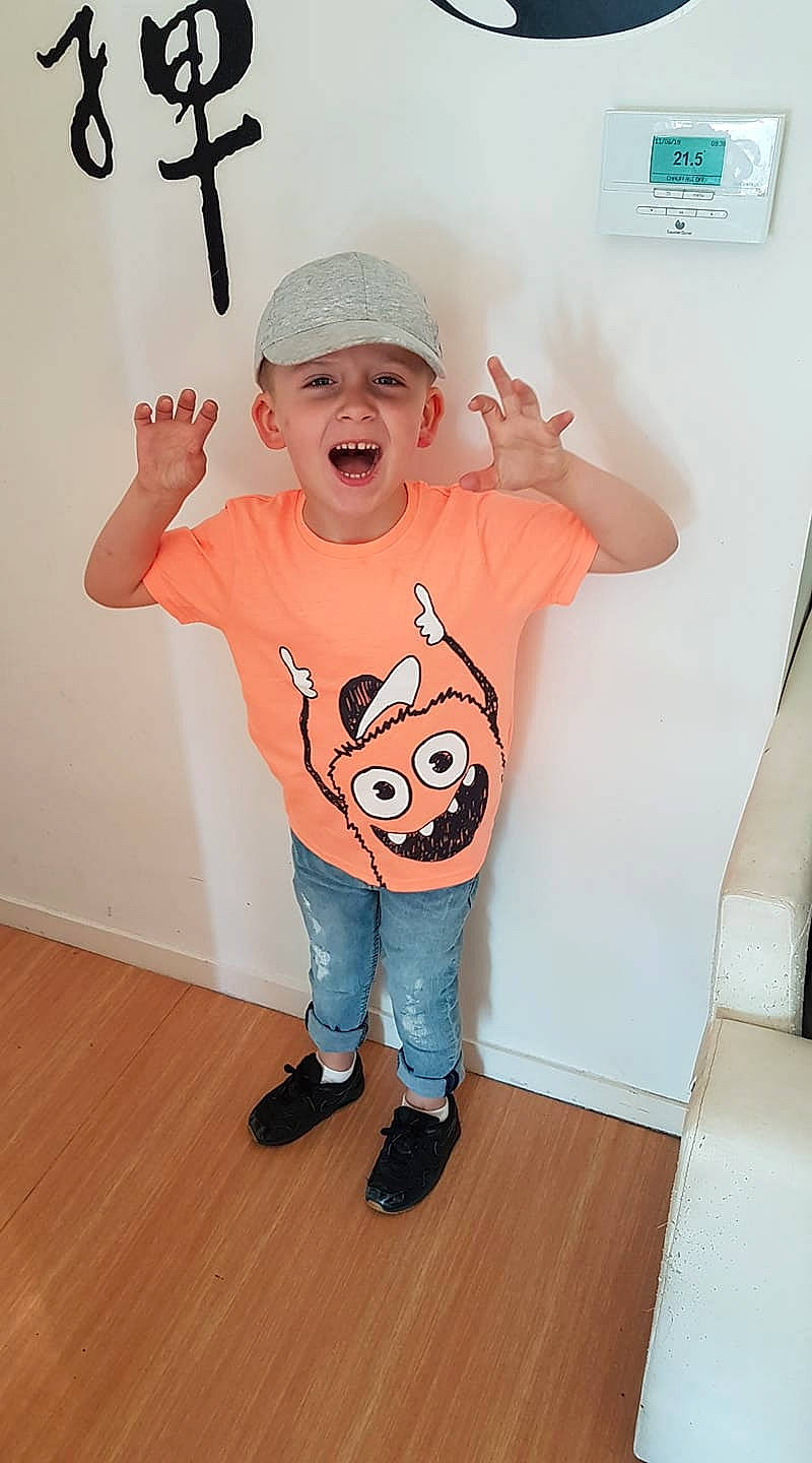 Hayden a rejoint le concours — aidez-le/la à gagner de superbes lots ! baby, child, cool, headwear, person, sleeve, smile, t_shirt, toddler