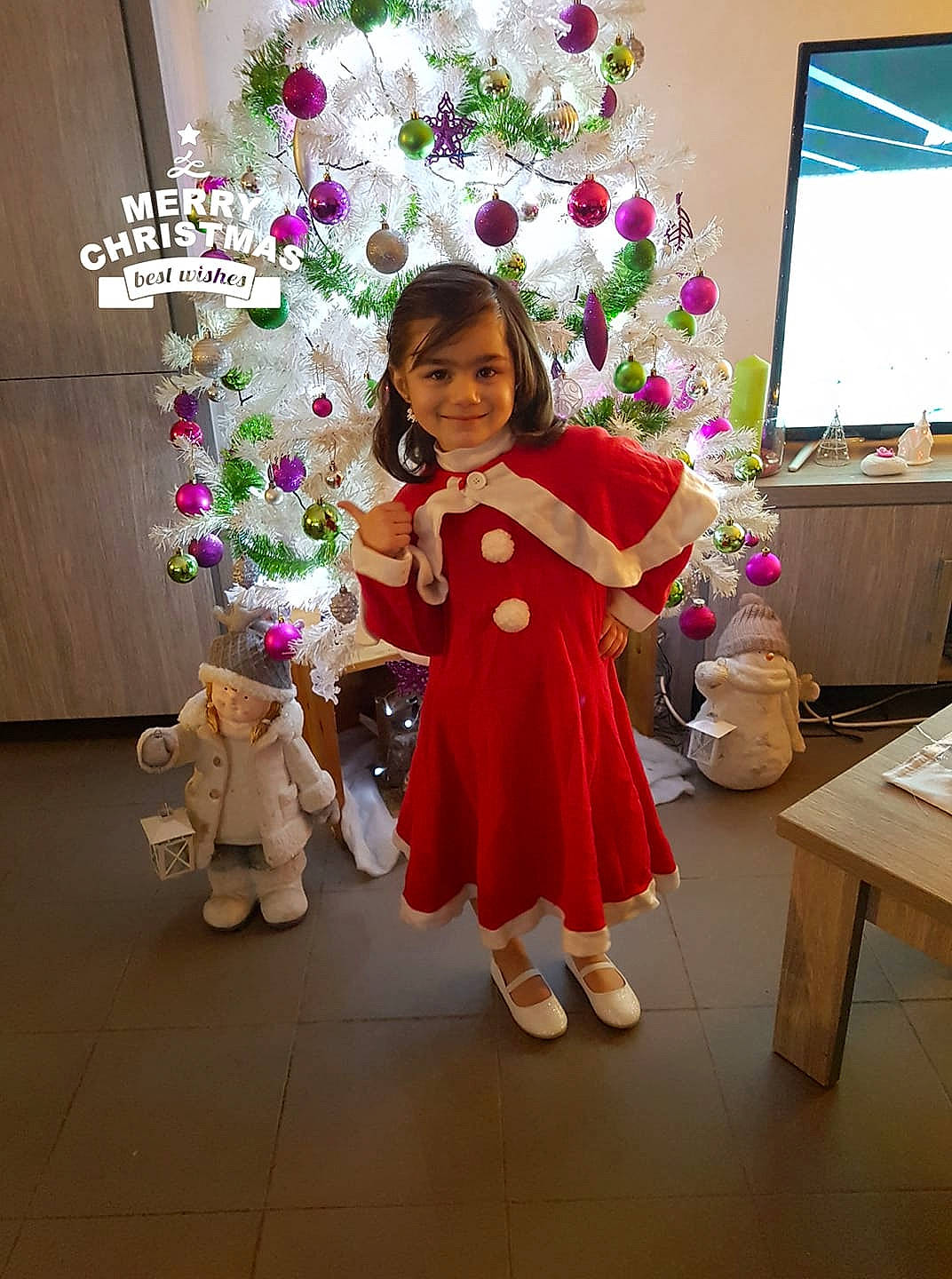 Célia a rejoint le concours — aidez-le/la à gagner de superbes lots ! child, costume, dress, floral_design, flower, joy, person, pink, plant, room, smile, toddler, tradition