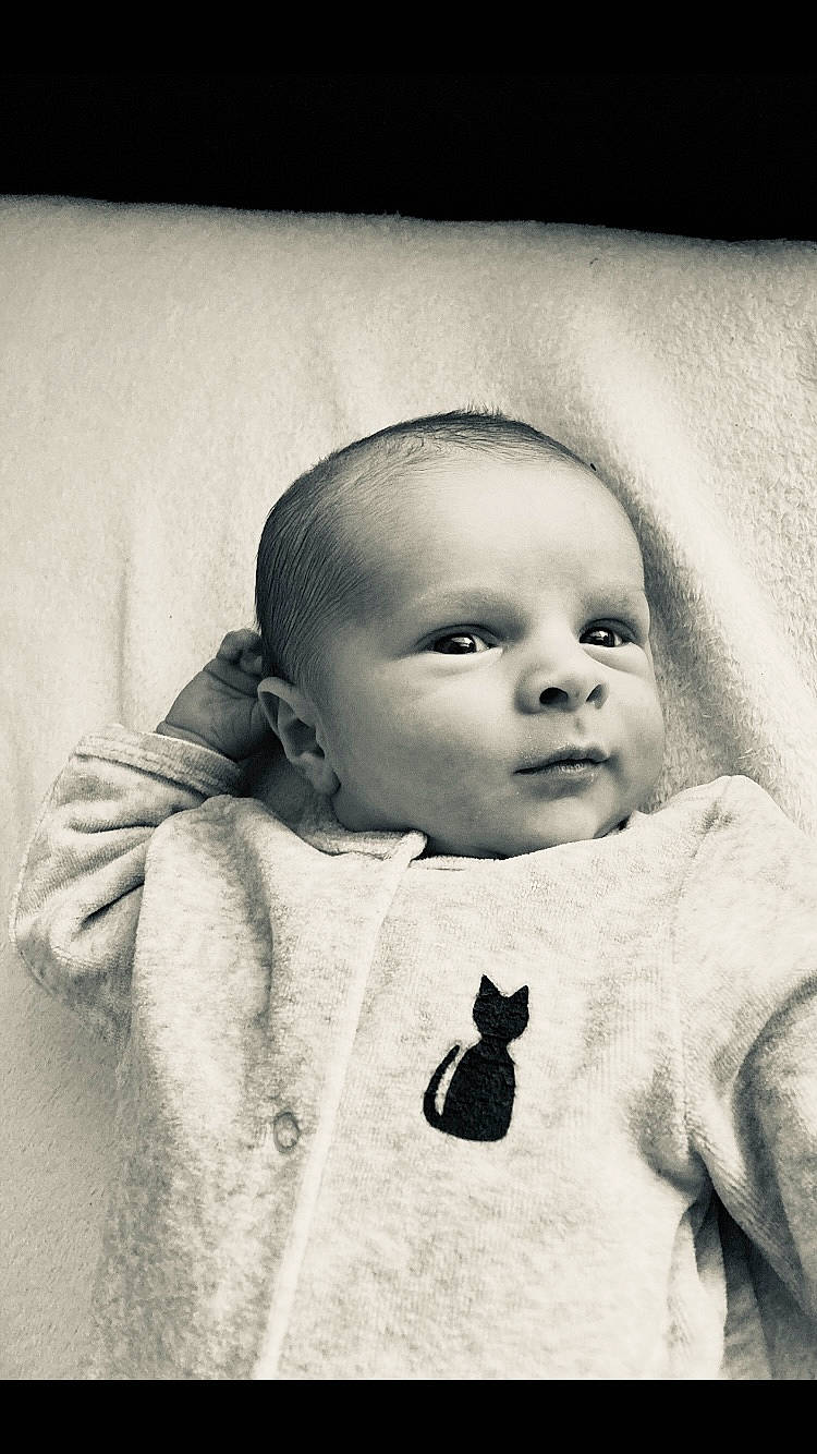 Augustin participe au concours pour gagner de l'argent avec cette photo : baby, baby_toddler_clothing, cheek, comfort, eyebrow, eyelash, flash_photography, gesture, happy, iris, lip, monochrome, monochrome_photography, nose, outerwear, person, skin, sleeve, smile, textile