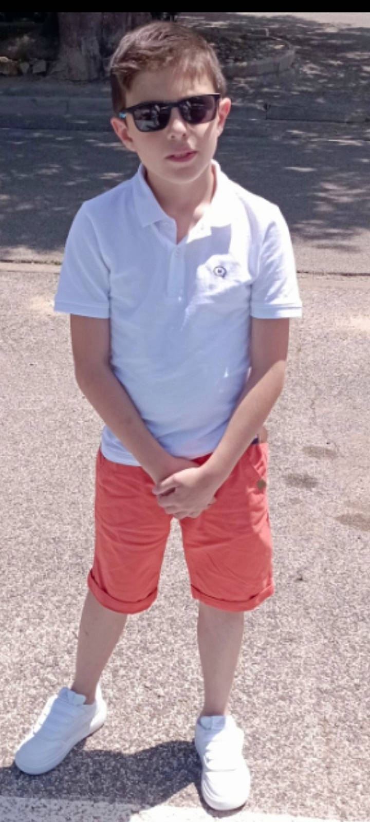 Noam a rejoint le concours — aidez-le/la à gagner de superbes lots ! accessories, baseballcap, beachwear, boy, cap, clothing, face, footwear, head, male, person, shirt, shoe, shorts, sleeve, sneaker, standing, sunglasses, t_shirt, teen