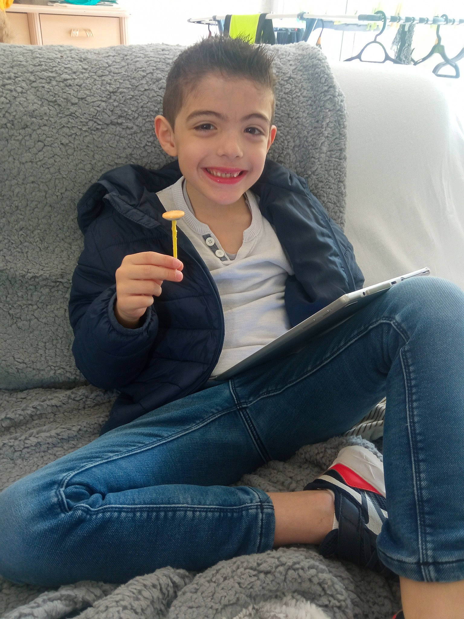 Noam a rejoint le concours — aidez-le/la à gagner de superbes lots ! clothing, comfort, cool, denim, electric_blue, face, finger, foot, gesture, human_body, human_leg, jeans, joint, joy, knee, lap, person, shoulder, sitting, smile