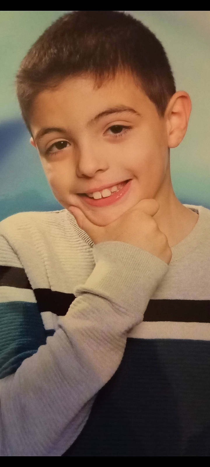 Noam a rejoint le concours — aidez-le/la à gagner de superbes lots ! bodypart, boy, child, clothing, dimples, face, finger, hand, happy, head, knitwear, laughing, male, mouth, person, photography, portrait, smile, sweater, teeth