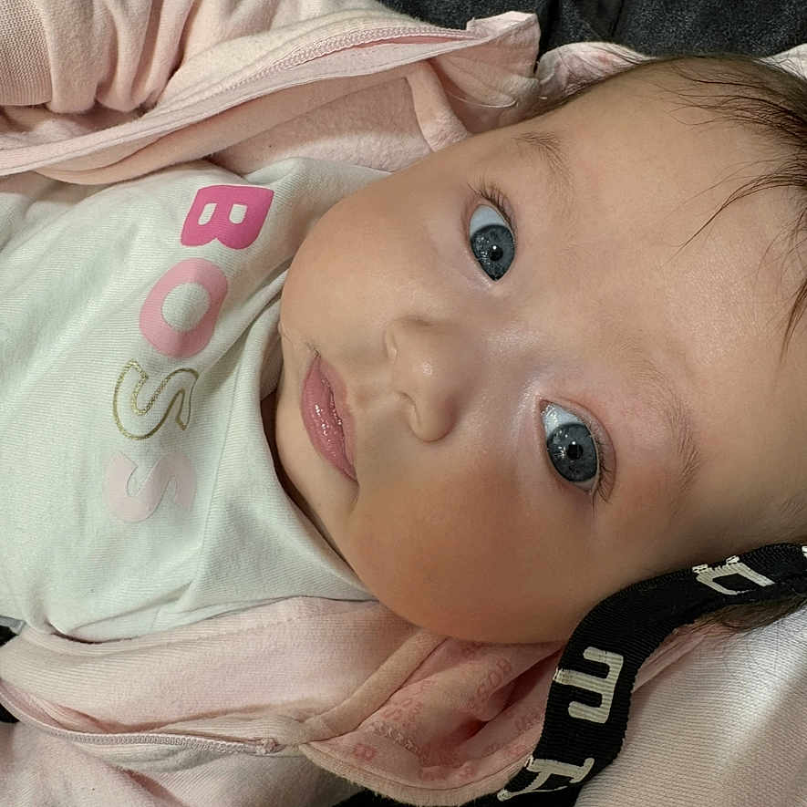 Jennah a rejoint le concours — aidez-le/la à gagner de superbes lots ! accessories, baby, belt, bodypart, bonnet, clothing, face, finger, hand, happy, hat, head, knitwear, mouth, newborn, person, photography, portrait, smile, sweater