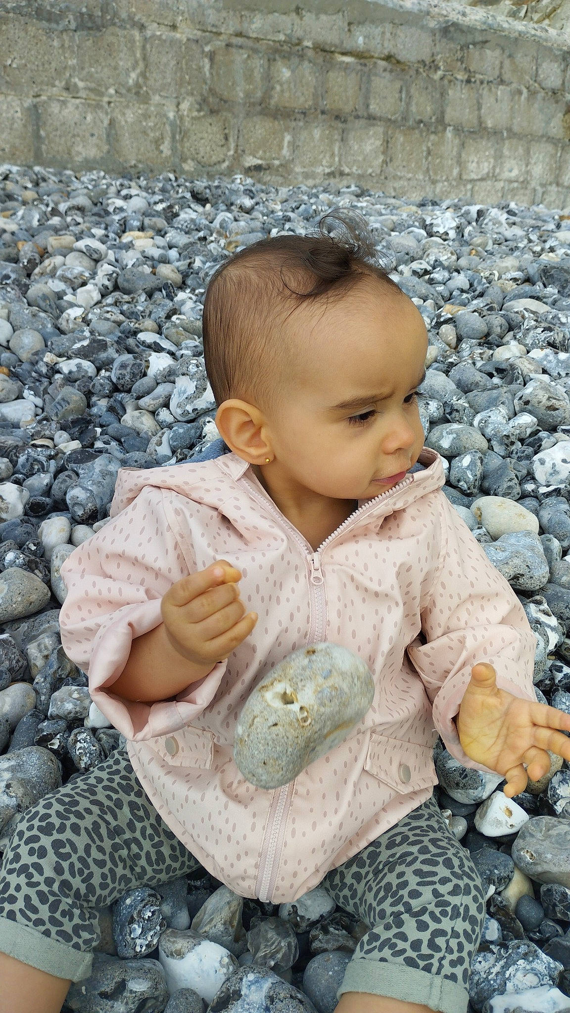 Naïma a rejoint le concours — aidez-le/la à gagner de superbes lots ! baby, baby_toddler_clothing, cheek, child, chin, cobblestone, eye, face, flooring, grass, happy, head, pebble, people_in_nature, person, rock, sitting, sleeve, soil, toddler