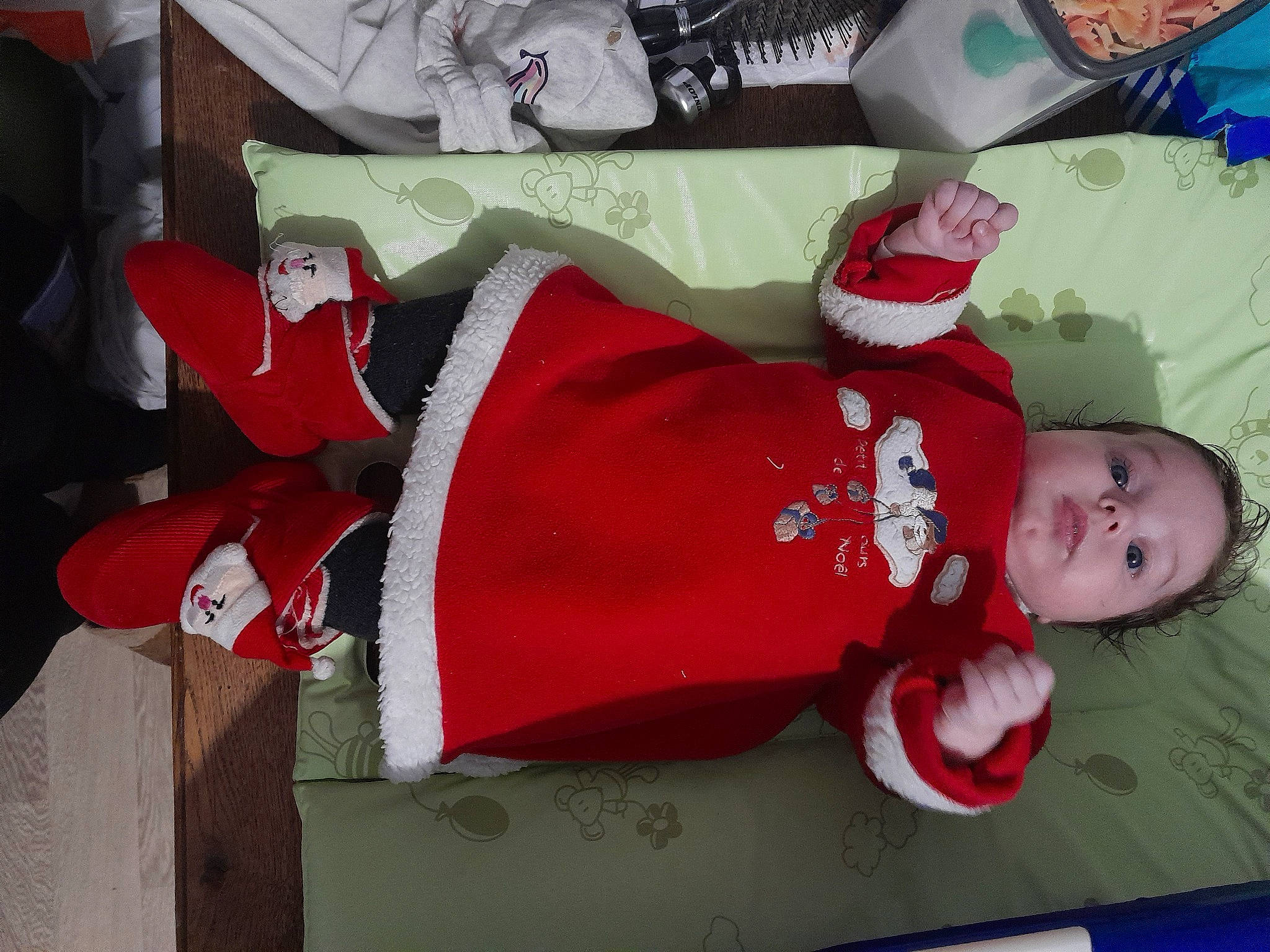 Abigaëlle a rejoint le concours — aidez-le/la à gagner de superbes lots ! baby, baby_toddler_clothing, carmine, christmas, christmas_decoration, christmas_elf, christmas_eve, costume_hat, event, fictional_character, hat, holiday, lap, person, red, room, santa_claus, sleeve, smile, toddler