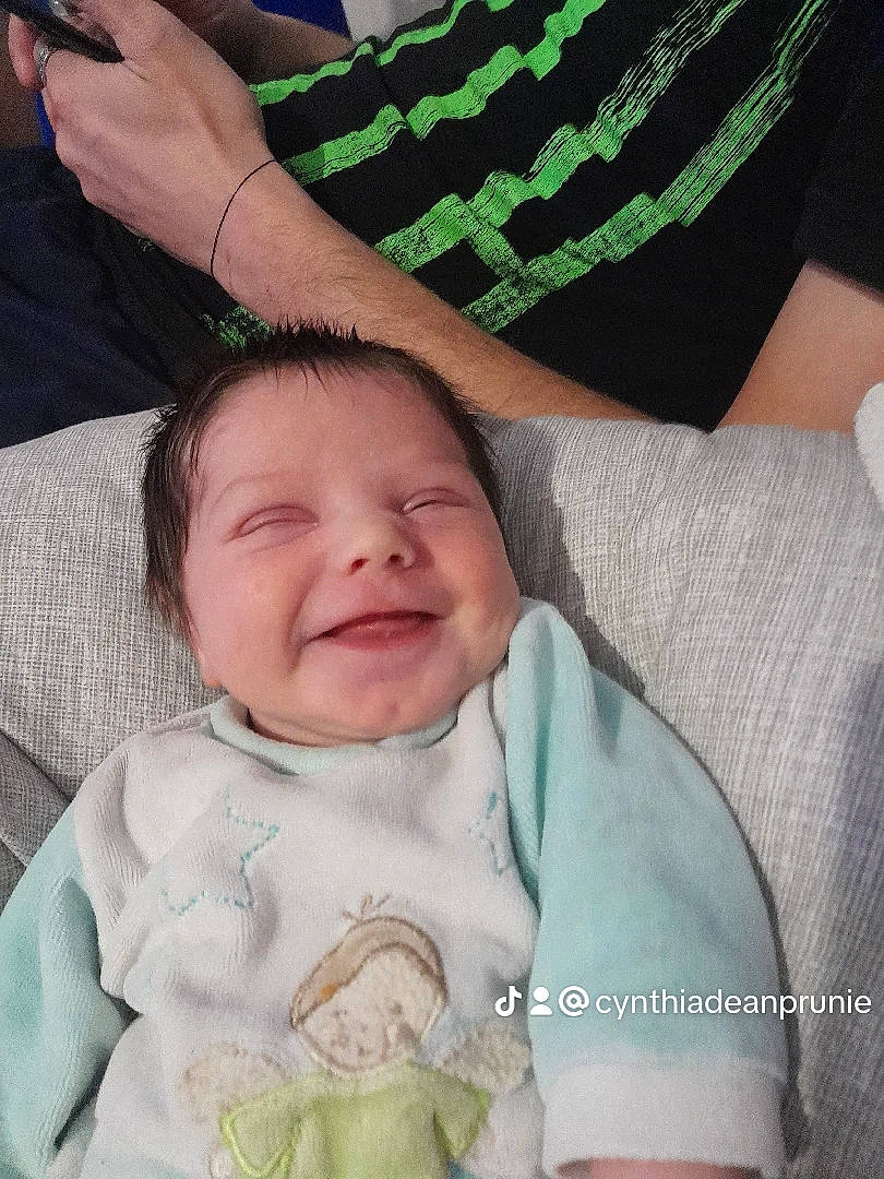 Abigaëlle participe au concours pour gagner de l'argent avec cette photo : baby, baby_toddler_clothing, cheek, child, comfort, eye, face, finger, gesture, green, hand, happy, head, joy, organ, person, skin, sleeve, smile, textile