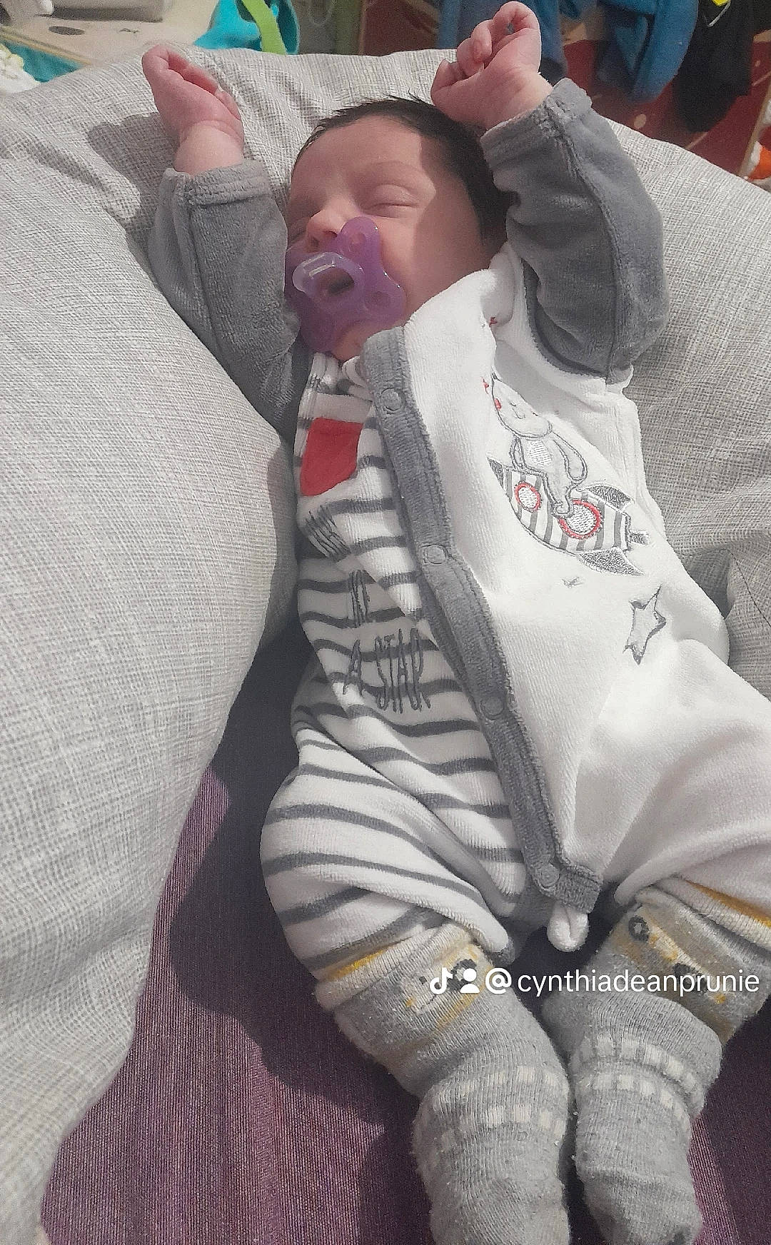 Abigaëlle a rejoint le concours — aidez-le/la à gagner de superbes lots ! baby, baby_products, child, comfort, grass, grey, happy, hat, linens, person, sitting, sleeve, t_shirt, toddler