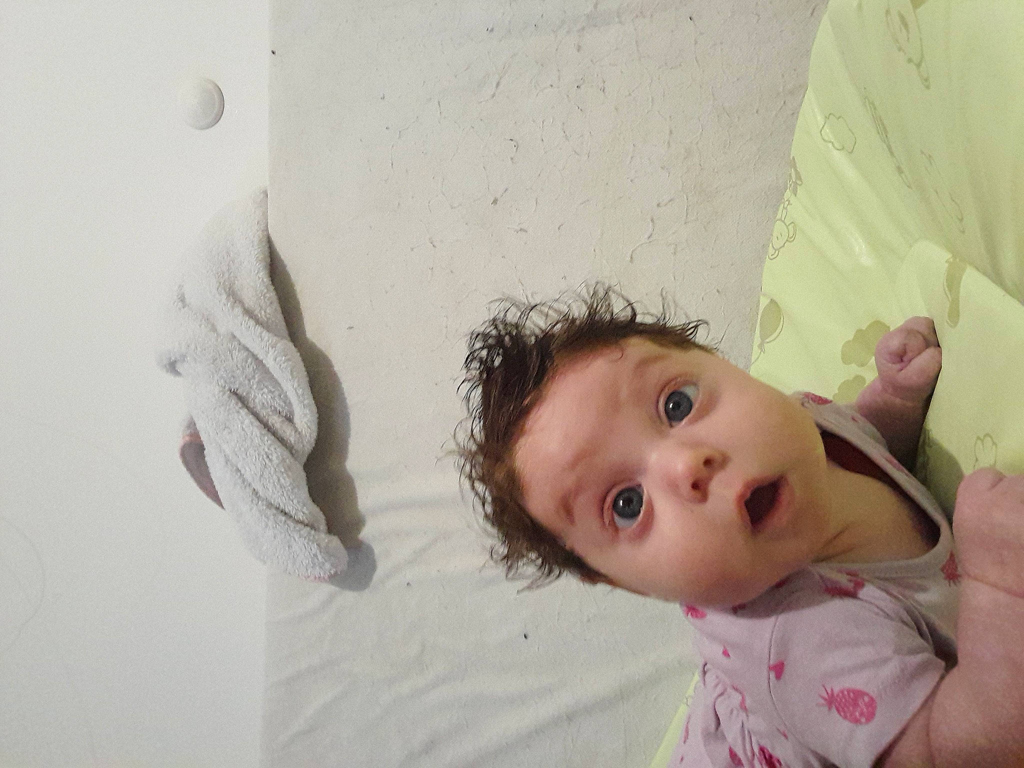 Abigaëlle a rejoint le concours — aidez-le/la à gagner de superbes lots ! baby, child, comfort, ear, elbow, eyebrow, eyelash, fun, gesture, happy, head, human_body, leg, linens, lip, neck, nose, person, shoulder, surprise