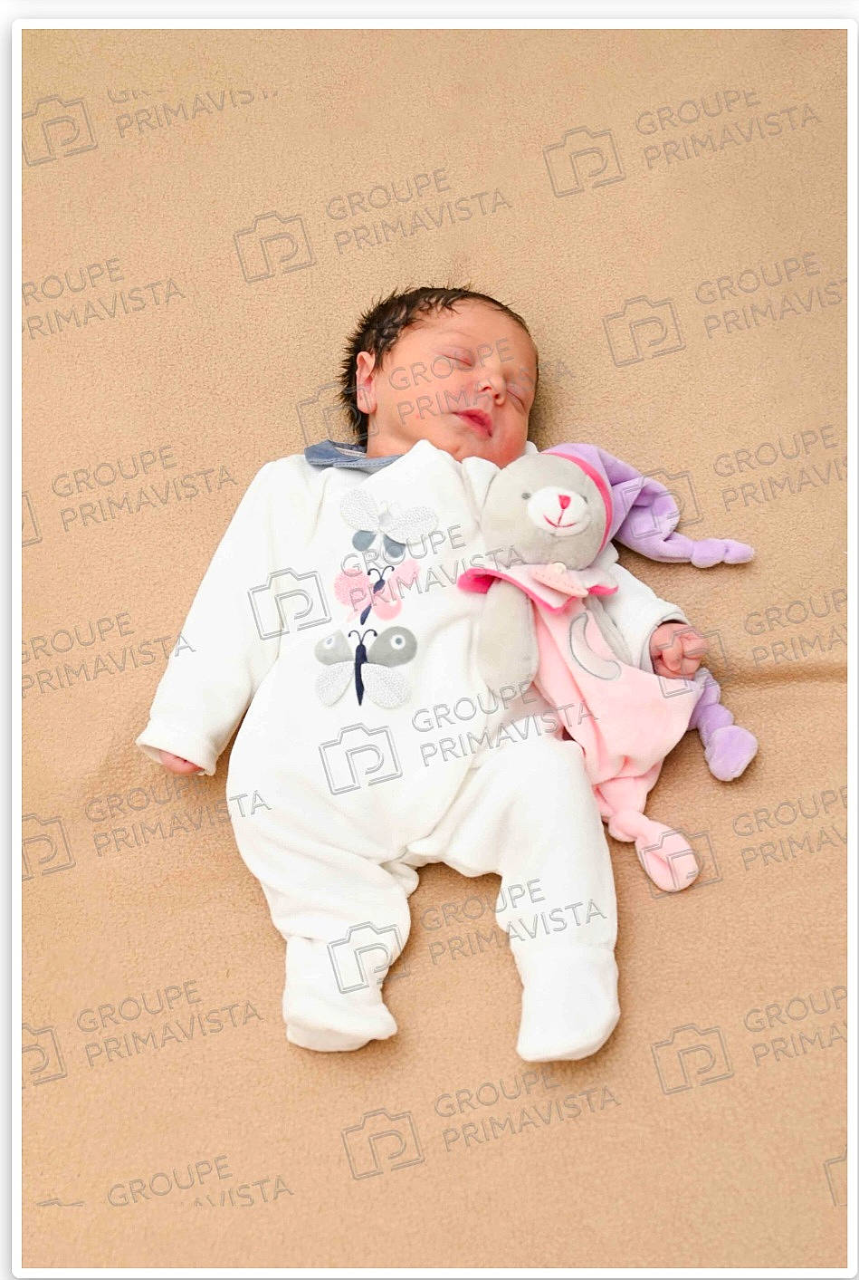 Abigaëlle a rejoint le concours — aidez-le/la à gagner de superbes lots ! baby, baby_toddler_clothing, child, font, fur, gesture, happy, paper, paper_product, peach, person, sleeve, toddler