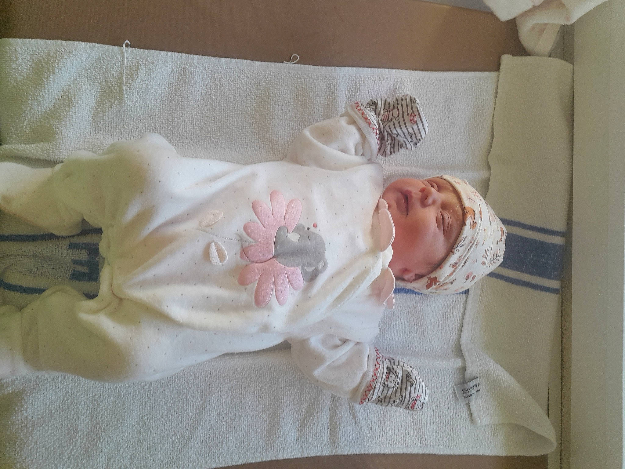 Abigaëlle a rejoint le concours — aidez-le/la à gagner de superbes lots ! baby, baby_products, baby_safety, baby_sleeping, baby_toddler_clothing, bed, bed_sheet, bedding, bedtime, child, comfort, eye, linens, nap, pattern, person, product, room, sleep, textile