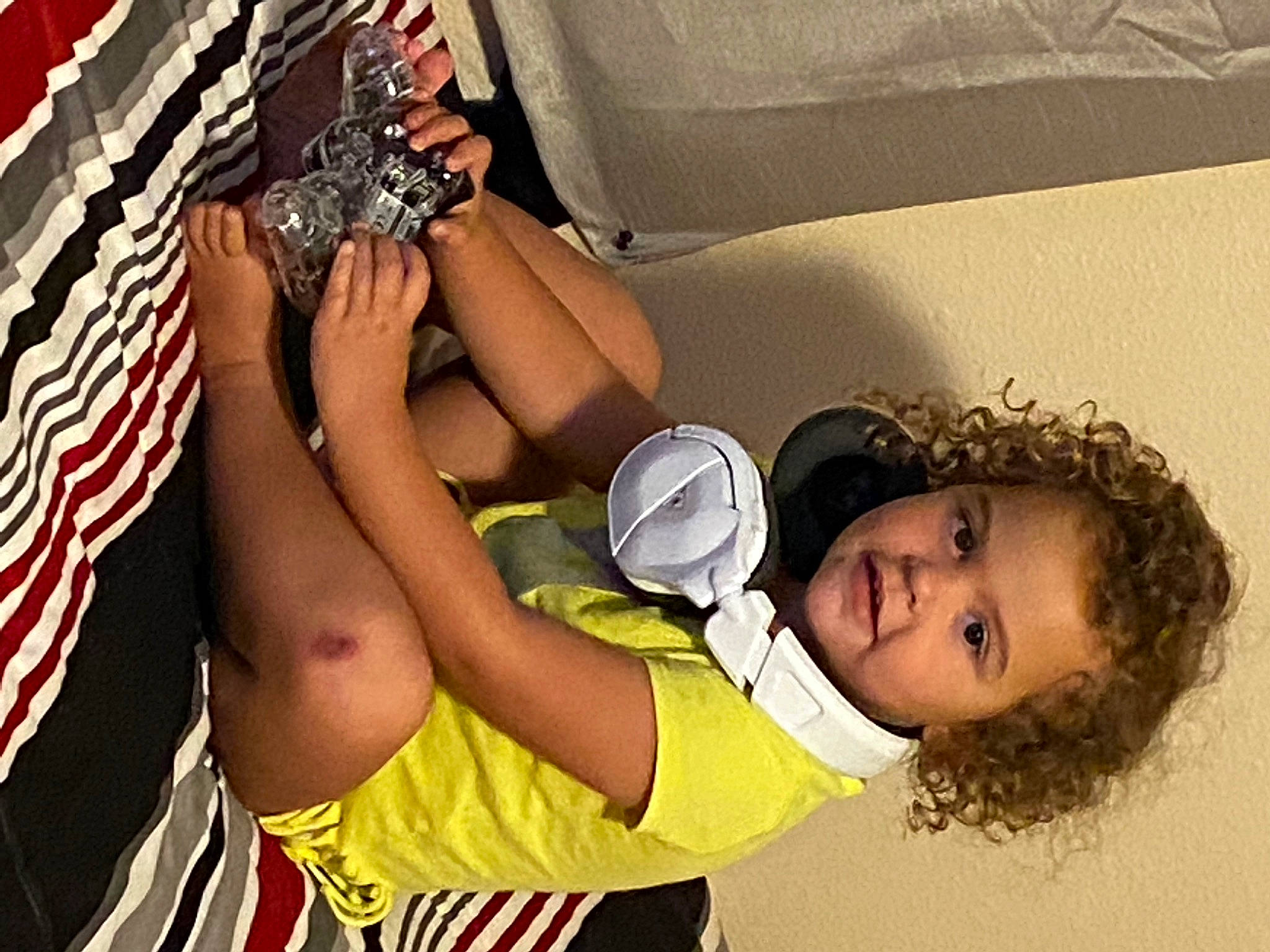 Memri is registered to the contest to win money with this photo: abdomen, arm, baby, bracelet, child, elbow, event, eyelash, fashion_accessory, fun, gesture, happy, headgear, human_leg, jewellery, nail, person, thigh, toddler, white