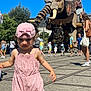 Valentina a rejoint le concours — aidez-le/la à gagner de superbes lots ! adventure, child, crowd, daytime, elephant, family, fun, mechanical_elephant, outdoor, people, pink_cap, pink_clothing, street, summer, sunny, toddler, tourist, trees, urban, walking
