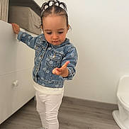 Valentina a rejoint le concours — aidez-le/la à gagner de superbes lots ! toddler, child, denim_jacket, white_leggings, sneakers, indoor, cabinet, wooden_floor, curious, hair_style, mini_pigtails, white_wall, flooring, footwear, person, standing, leaning, casual_clothing, young_child, exploring