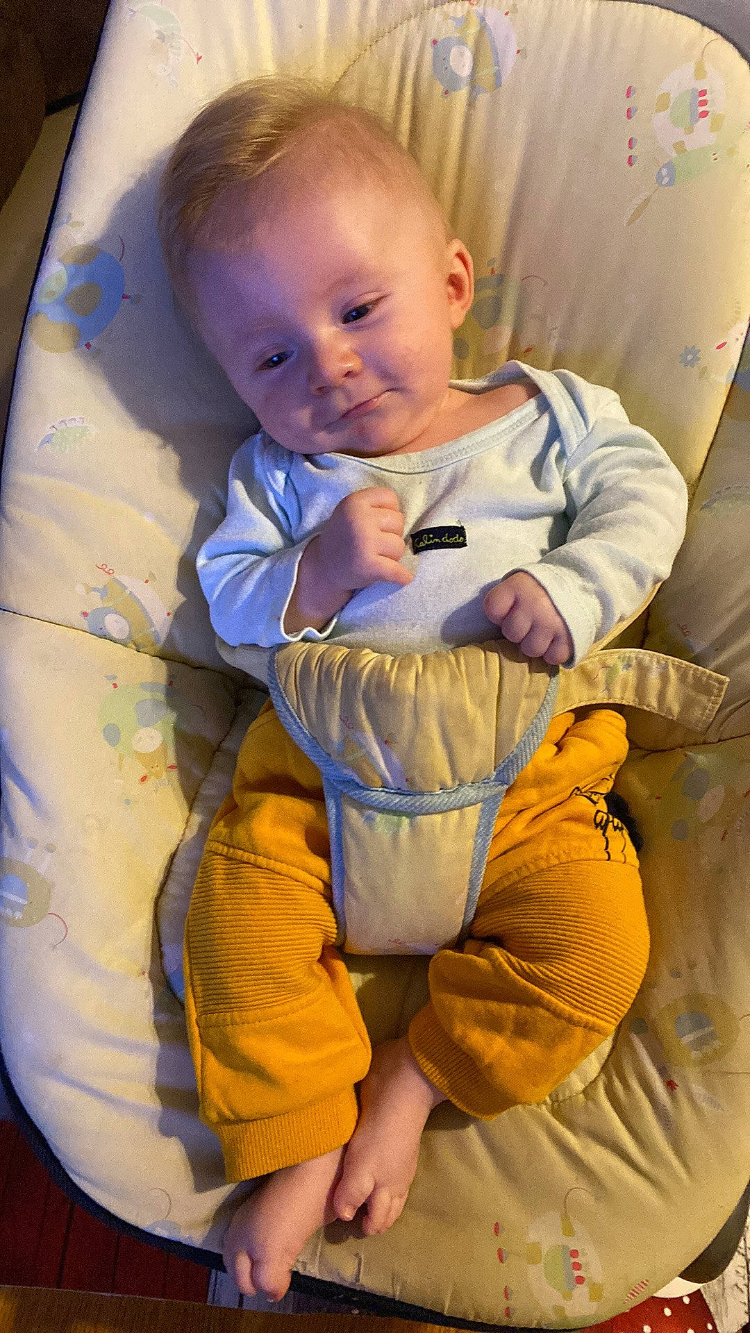 Maë a rejoint le concours — aidez-le/la à gagner de superbes lots ! abdomen, baby, baby_products, baby_toddler_clothing, barefoot, cheek, child, comfort, finger, fun, happy, human_body, iris, mouth, person, sitting, skin, sleeve, thigh, thumb