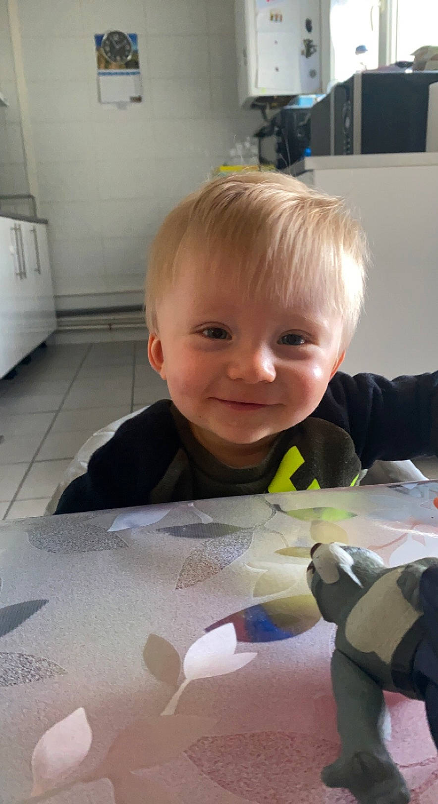 Maë a rejoint le concours — aidez-le/la à gagner de superbes lots ! baby, baby_toddler_clothing, cabinetry, cheek, child, comfort, eye, finger, flooring, fun, home_appliance, joy, lamp, lighting_accessory, person, room, sitting, smile, thumb, toddler