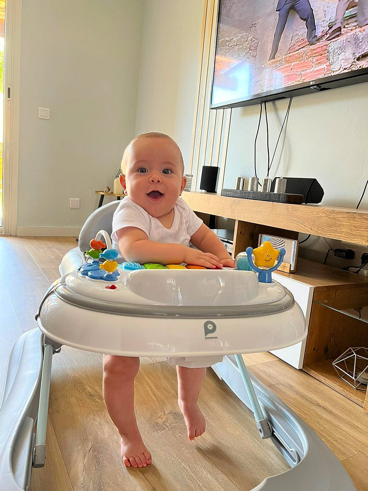 Bryan a rejoint le concours — aidez-le/la à gagner de superbes lots ! baby, baby_products, baby_toddler_clothing, child, comfort, display_device, drawer, eyewear, floor, flooring, happy, human_leg, led_backlit_lcd_display, leisure, person, picture_frame, room, sitting, smile, television