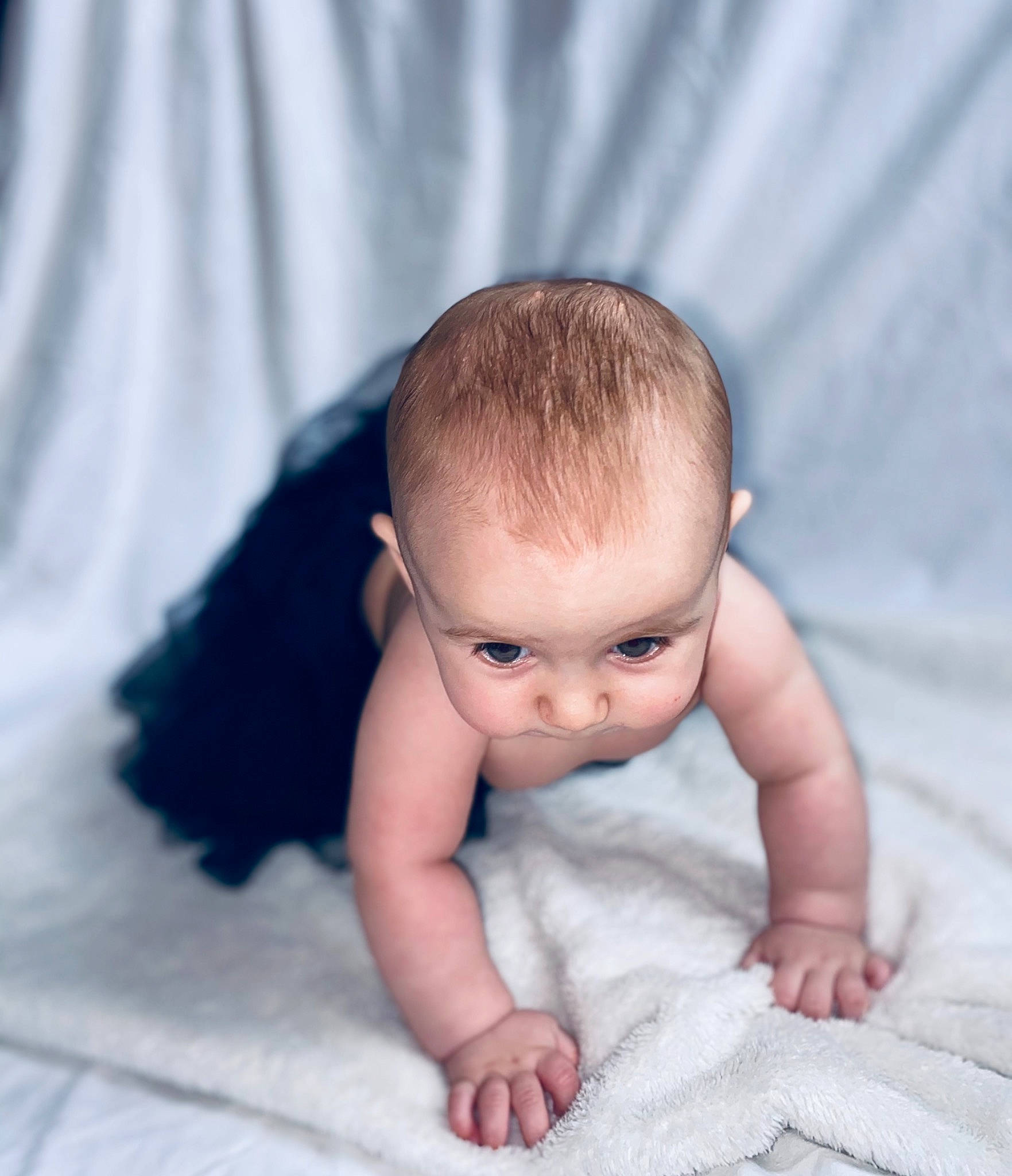 Leona a rejoint le concours — aidez-le/la à gagner de superbes lots ! arm, baby, baby_toddler_clothing, cheek, chest, child, comfort, eye, face, flash_photography, flooring, fun, happy, iris, linens, nose, person, skin, thumb, toddler