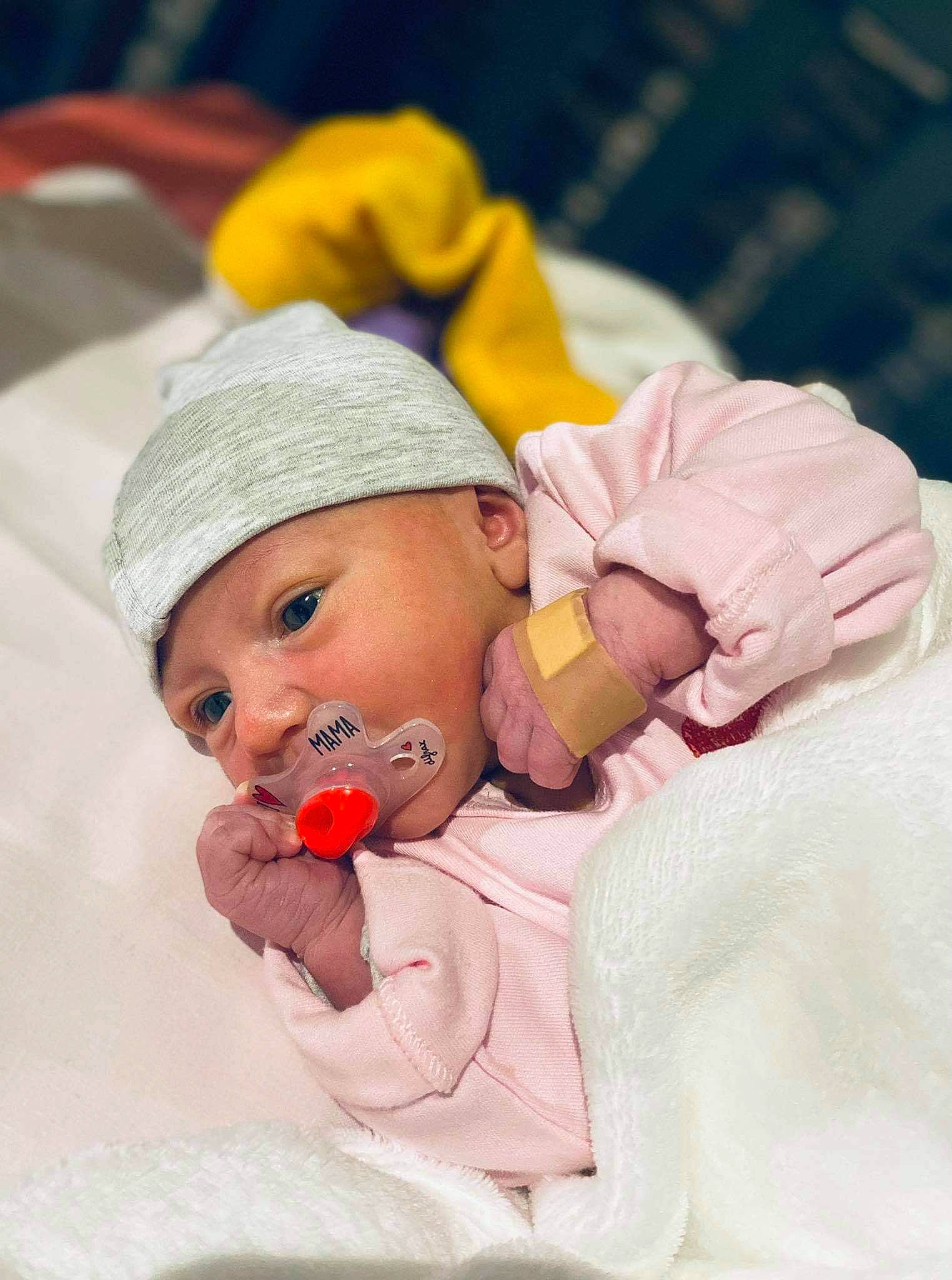 Leona participe au concours pour gagner de l'argent avec cette photo : baby, baby_products, baby_safety, baby_sleeping, baby_toddler_clothing, cap, cheek, child, comfort, finger, gesture, happy, headgear, headwear, linens, lip, mouth, nose, person, pink