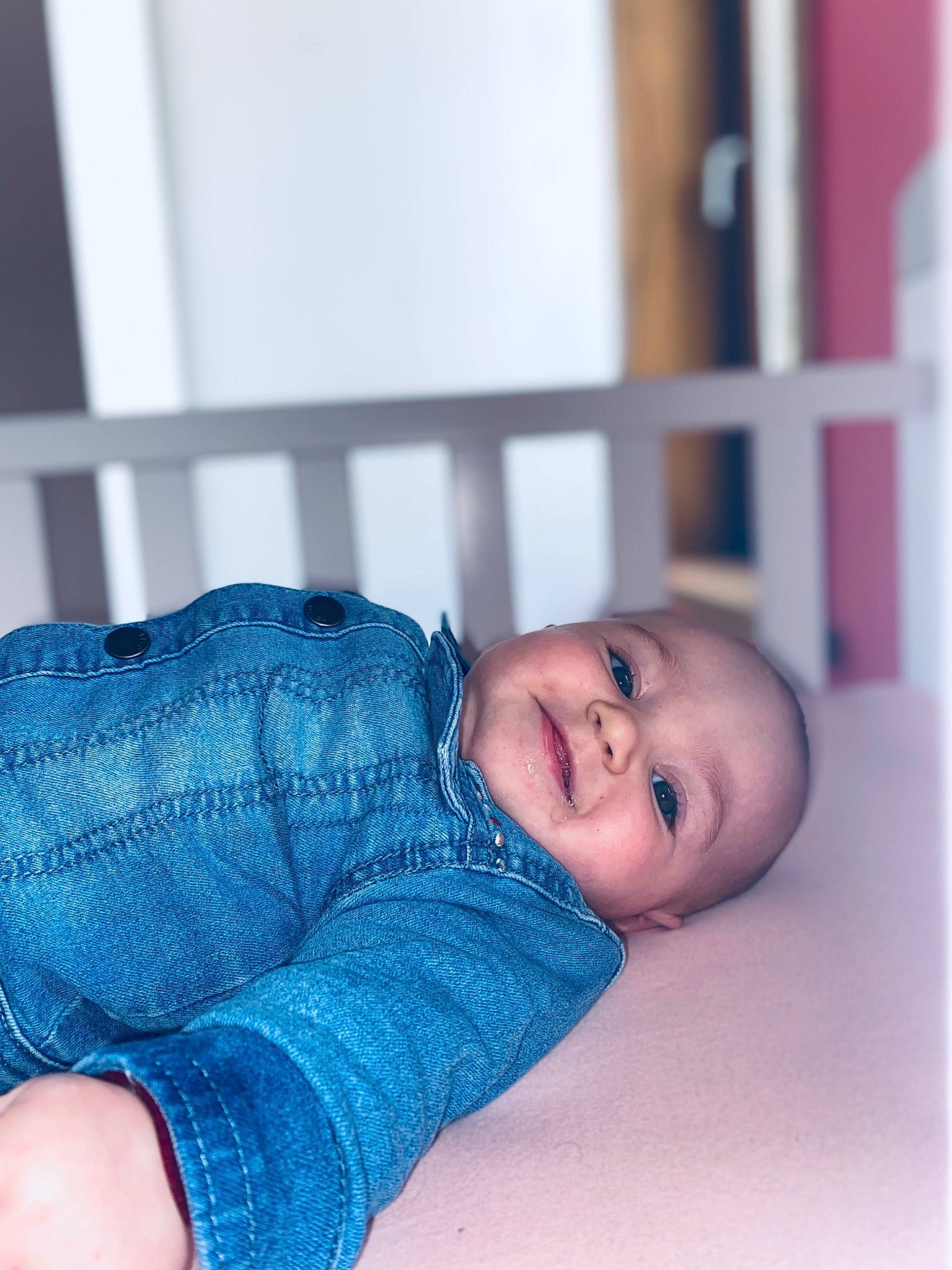 Leona a rejoint le concours — aidez-le/la à gagner de superbes lots ! baby, baby_toddler_clothing, cheek, child, comfort, electric_blue, eye, fashion_accessory, foot, happy, human_leg, pattern, person, portrait_photography, sitting, sleeve, smile, toddler, wood