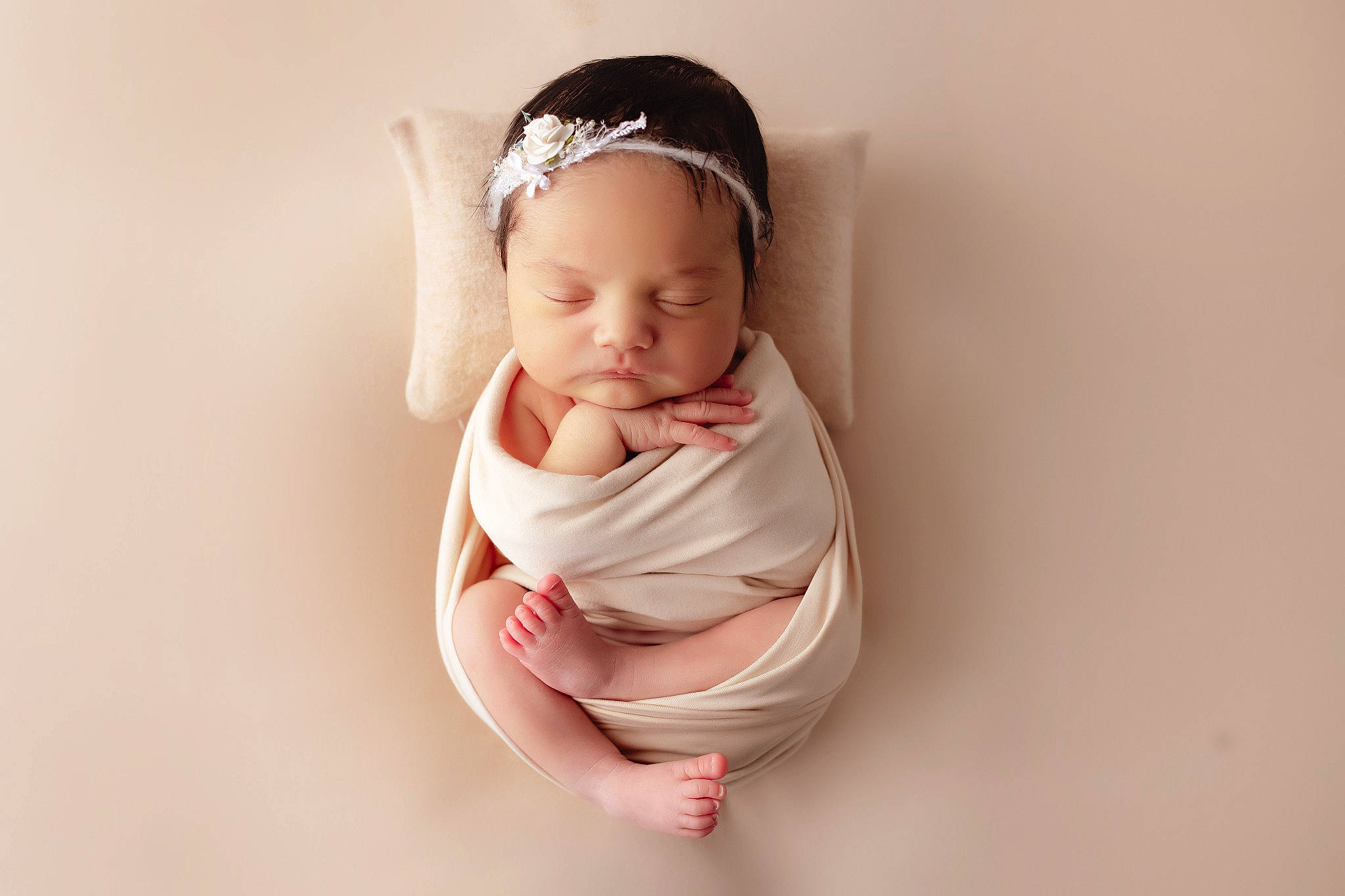 Louisa participe au concours pour gagner de l'argent avec cette photo : baby, baby_toddler_clothing, beanie, cap, child, chin, eyelash, fashion_accessory, foot, happy, headband, headpiece, jewellery, nail, neck, peach, person, sitting, sleeve, thumb