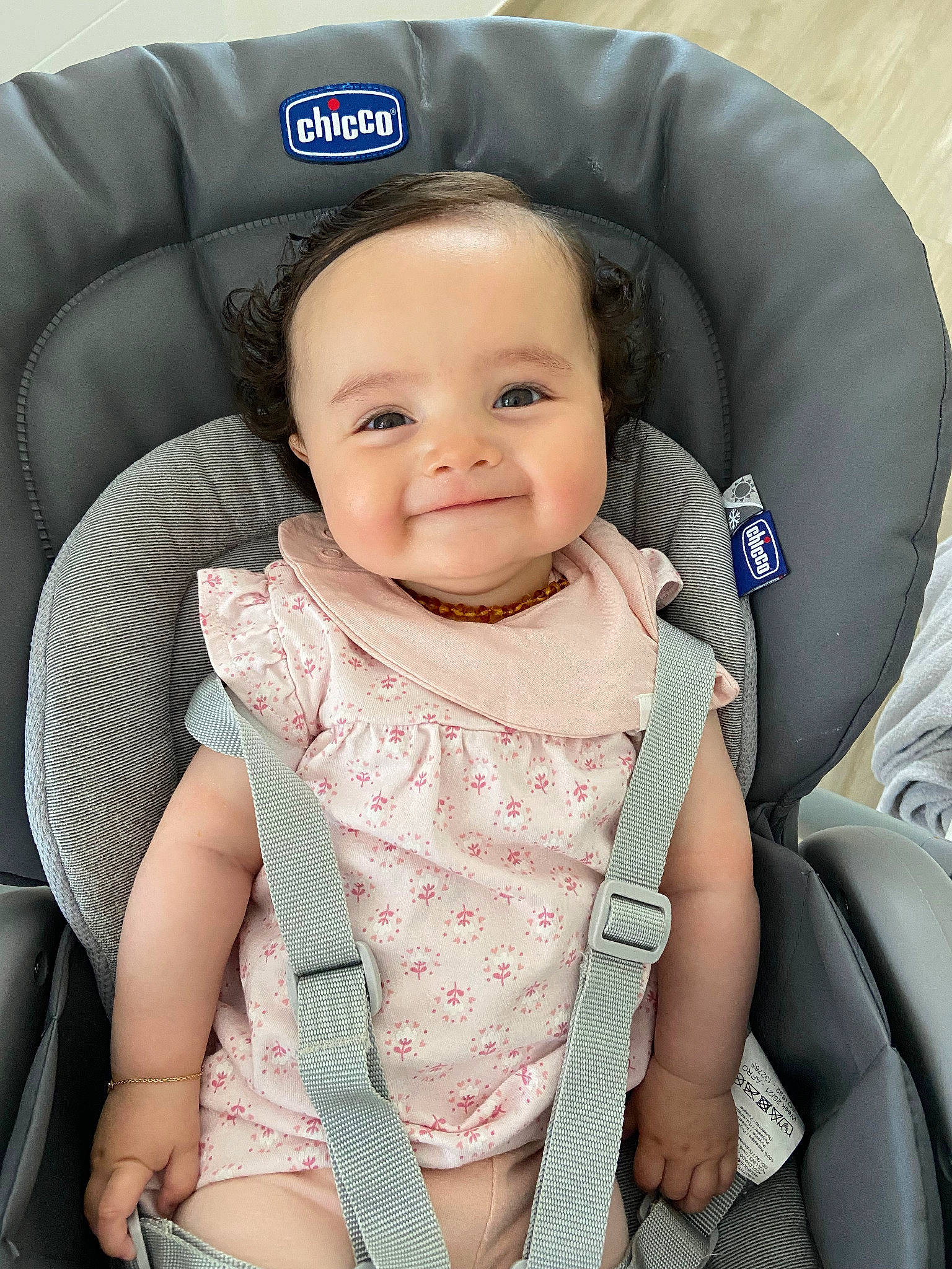 Louisa participe au concours pour gagner de l'argent avec cette photo : auto_part, baby, baby_in_car_seat, baby_toddler_clothing, car_seat, cheek, child, comfort, face, happy, head, head_restraint, joy, mammal, neck, person, seat_belt, skin, sleeve, smile