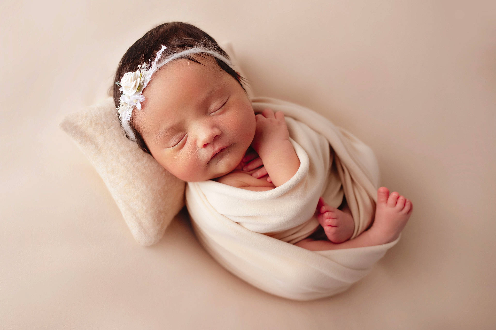 Louisa a rejoint le concours — aidez-le/la à gagner de superbes lots ! baby, baby_sleeping, baby_toddler_clothing, cap, child, comfort, drinkware, ear, eyebrow, fashion_accessory, flash_photography, gesture, happy, headband, headpiece, headwear, linens, lip, person, petal