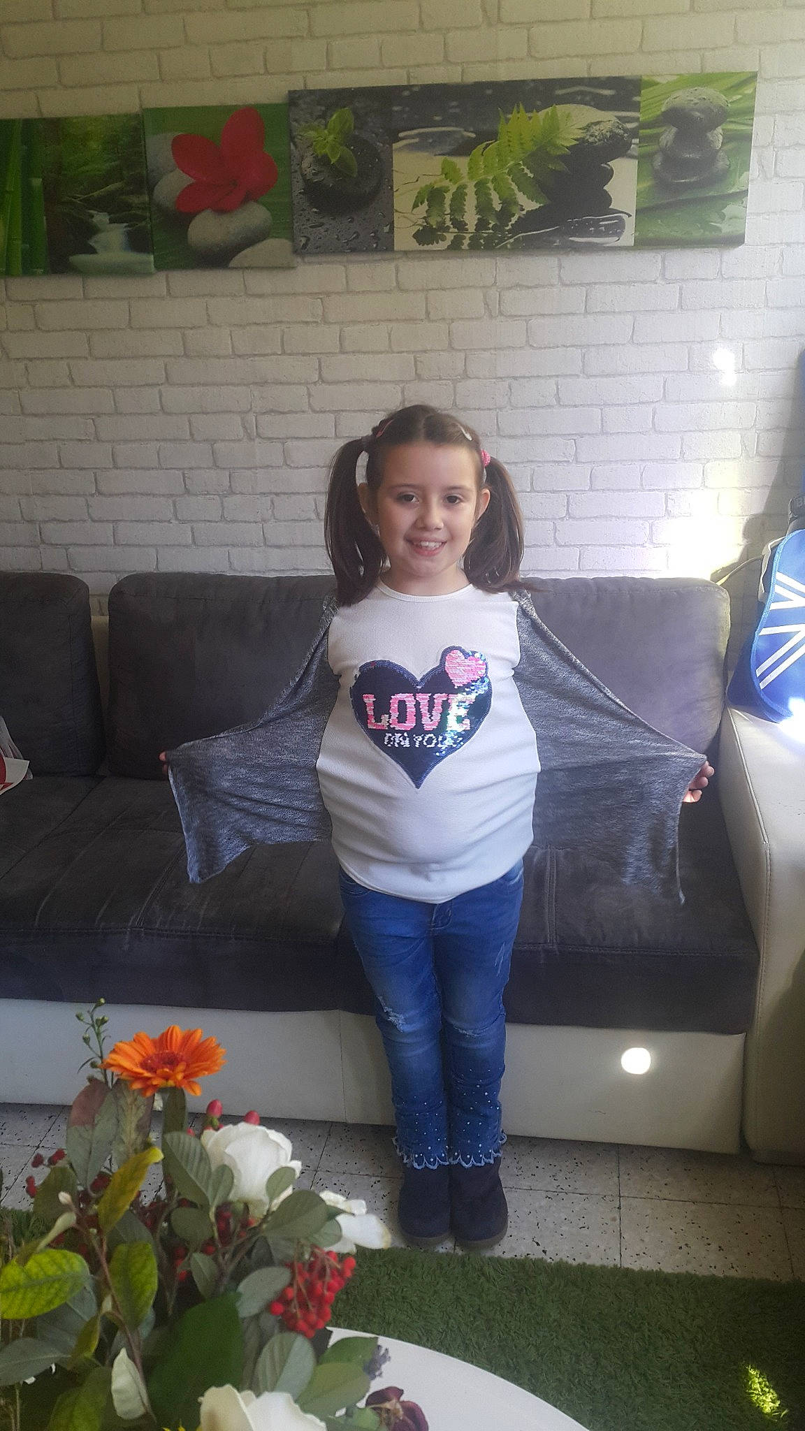 Laura a rejoint le concours — aidez-le/la à gagner de superbes lots ! child, joy, person, shoulder, smile, t_shirt