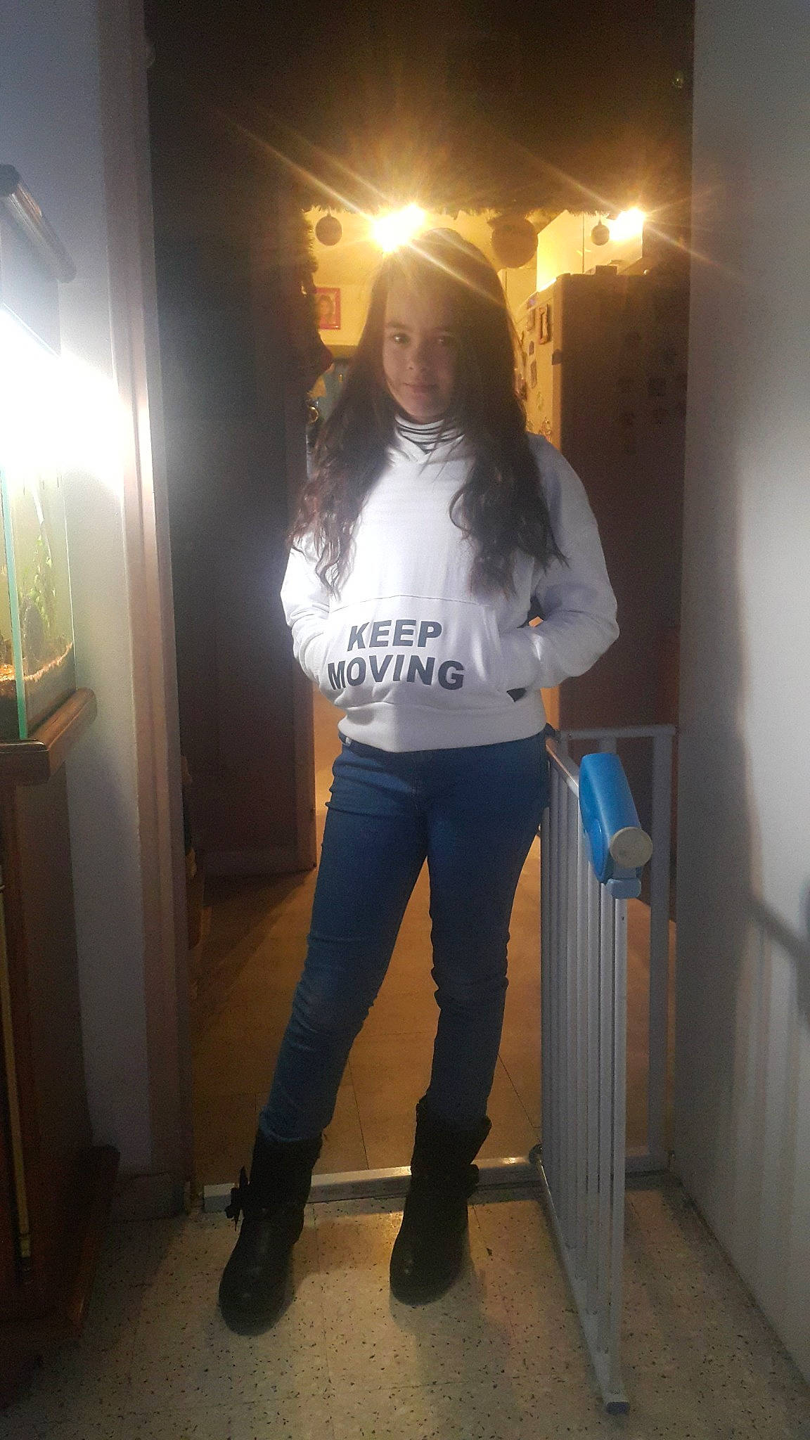 Lola a rejoint le concours — aidez-le/la à gagner de superbes lots ! abdomen, clothing, denim, footwear, hip, jeans, leg, long_hair, outerwear, person, selfie, shoe, shoulder, sleeve, snapshot, standing, t_shirt, textile, trousers, trunk