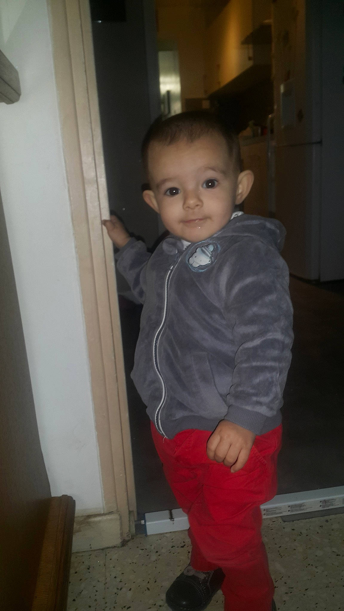 Samantha a rejoint le concours — aidez-le/la à gagner de superbes lots ! cheek, child, leg, outerwear, person, shoulder, skin, smile, standing, toddler