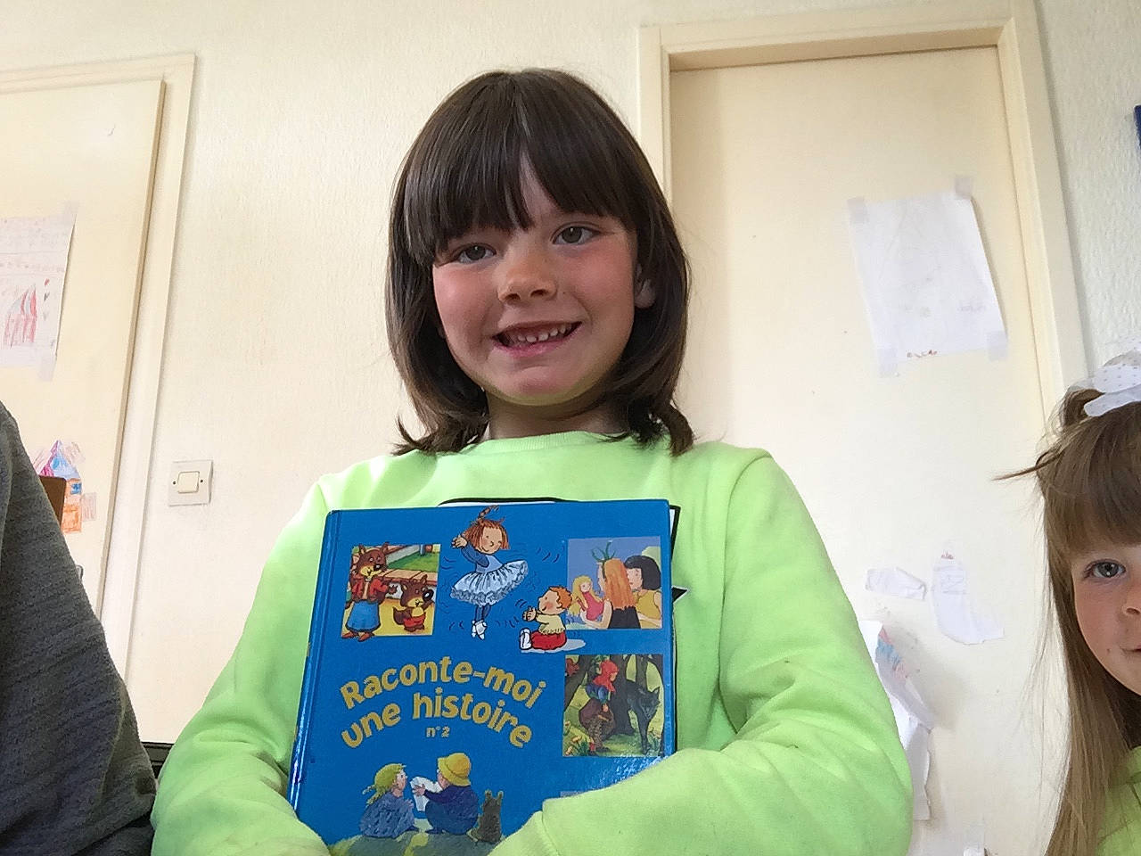 Charlotte a rejoint le concours — aidez-le/la à gagner de superbes lots ! baby_toddler_clothing, bangs, child, child_art, door, event, fun, happy, holiday, hoodie, joy, pattern, person, room, sharing, sleeve, smile, t_shirt, toddler, top