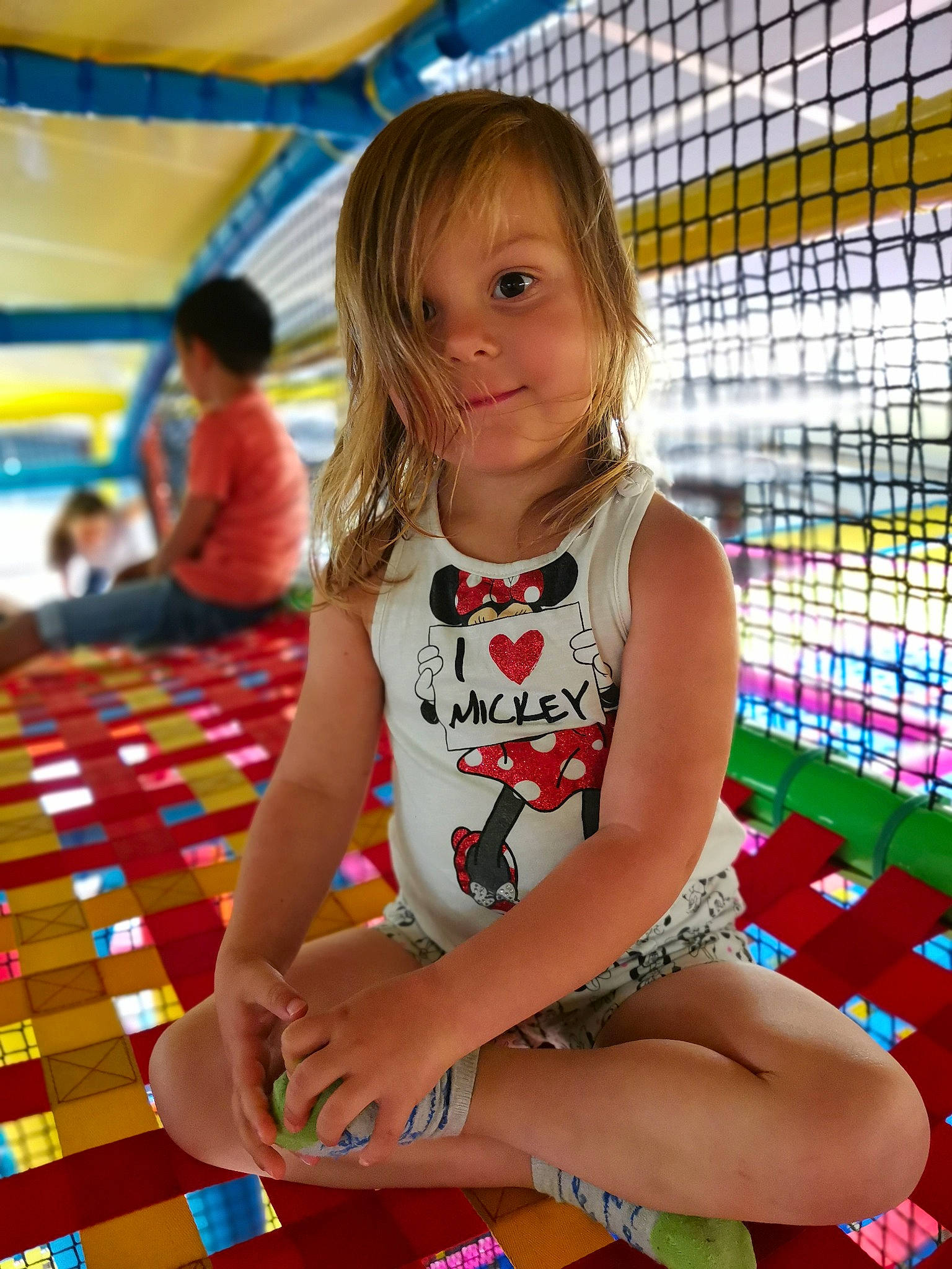 Jade a rejoint le concours — aidez-le/la à gagner de superbes lots ! baby_toddler_clothing, beauty, child, event, flooring, fun, happy, human_leg, human_settlement, knee, leg, leisure, mesh, pattern, people, person, public_space, recreation, summer, thigh